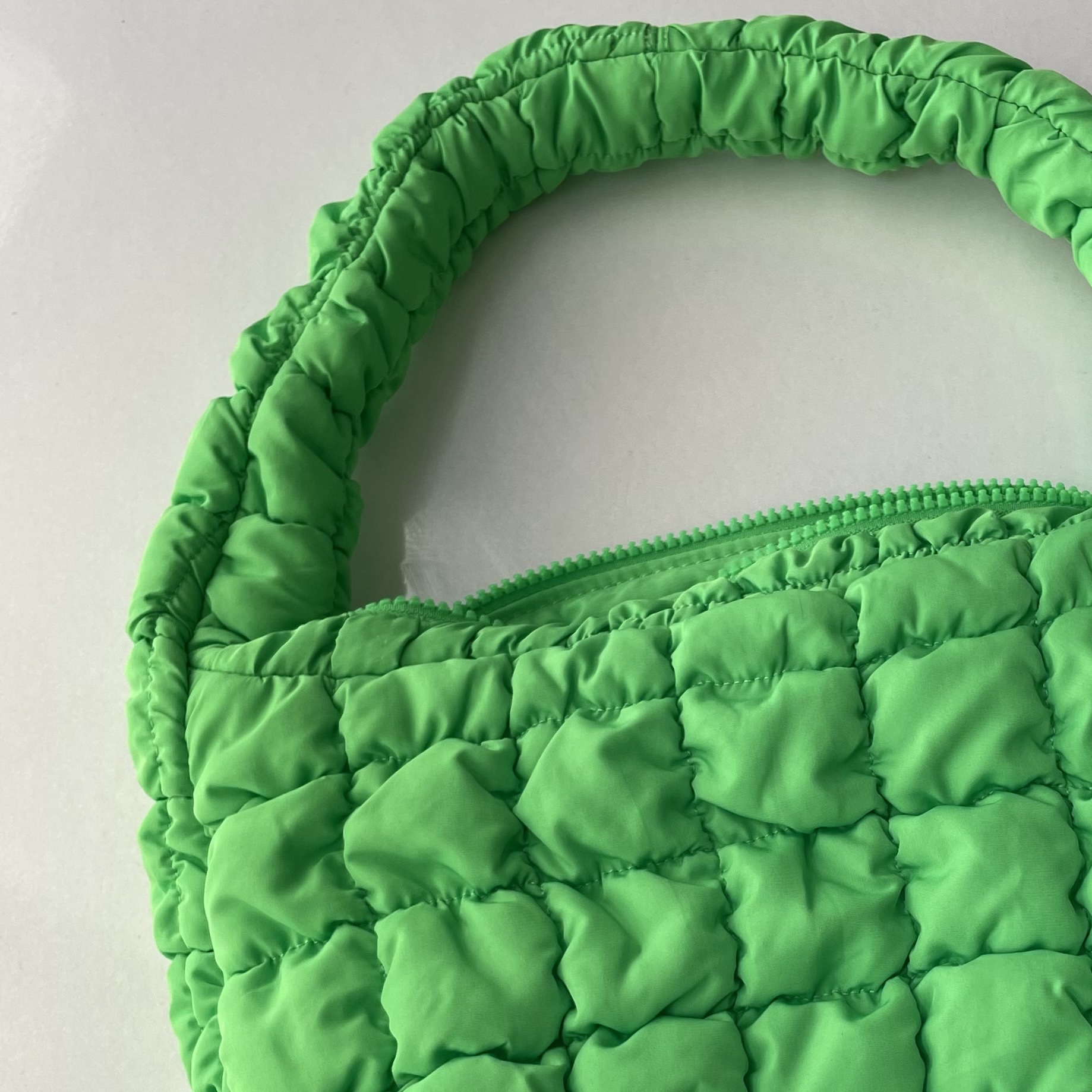 COS Quilted Mini Bag Bright Green 착용 스타일 - 1