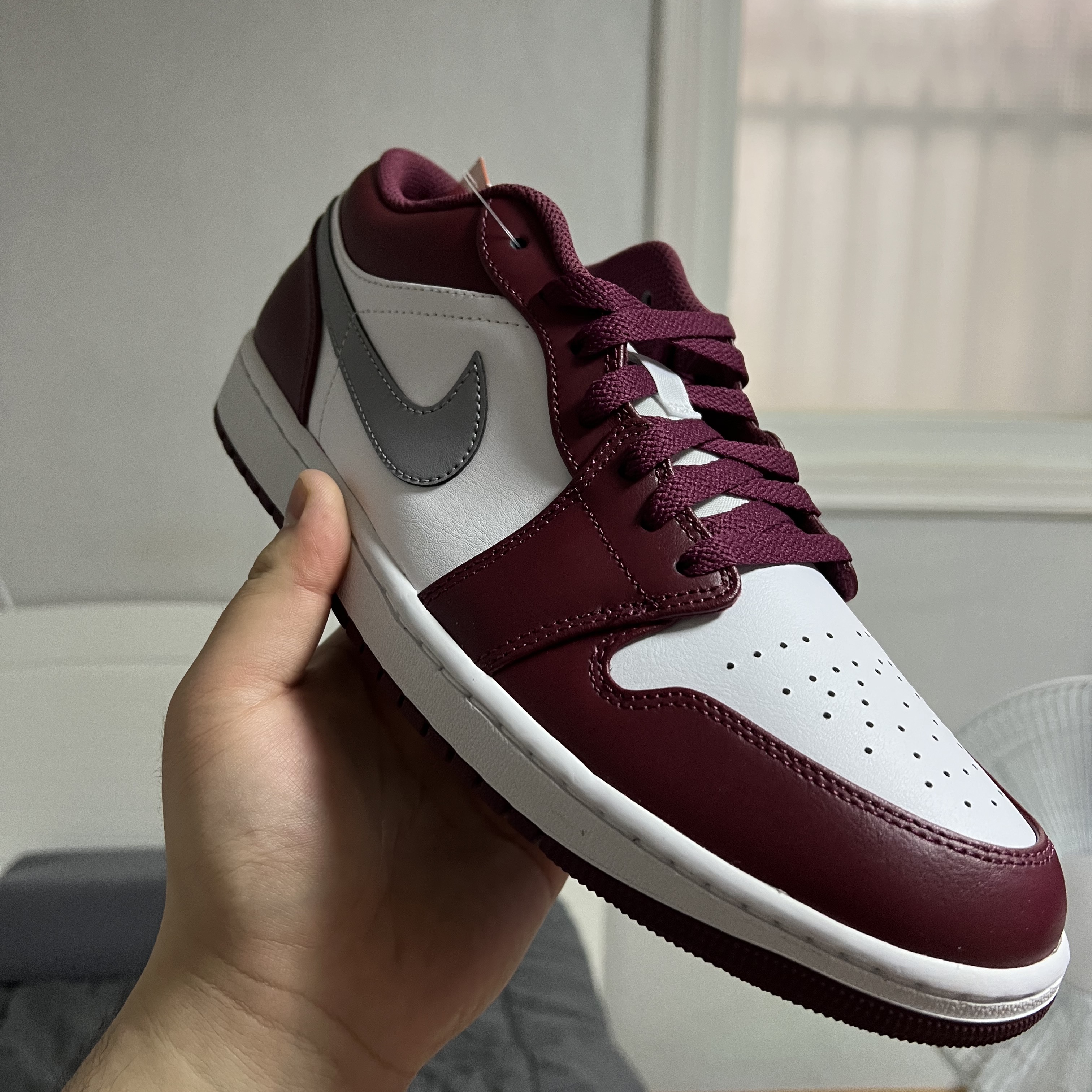Jordan 1 Low Cherrywood Red 착용 스타일 - 1