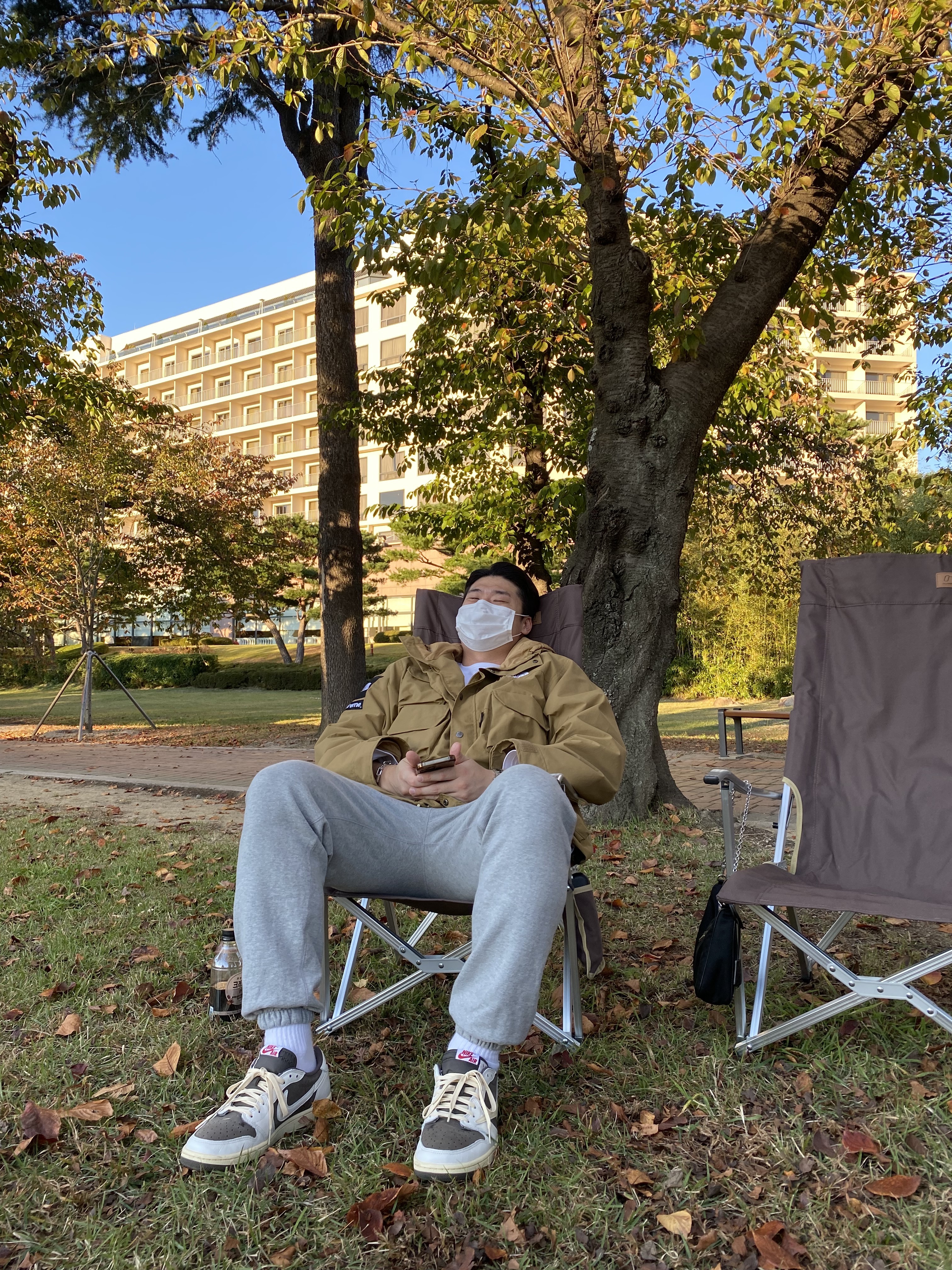 Supreme x The North Face Cargo Jacket Gold - 20SS, Nike NRG Solo Swoosh Fleece Pants Dark Grey Heather - Asia 착용 스타일 - 1