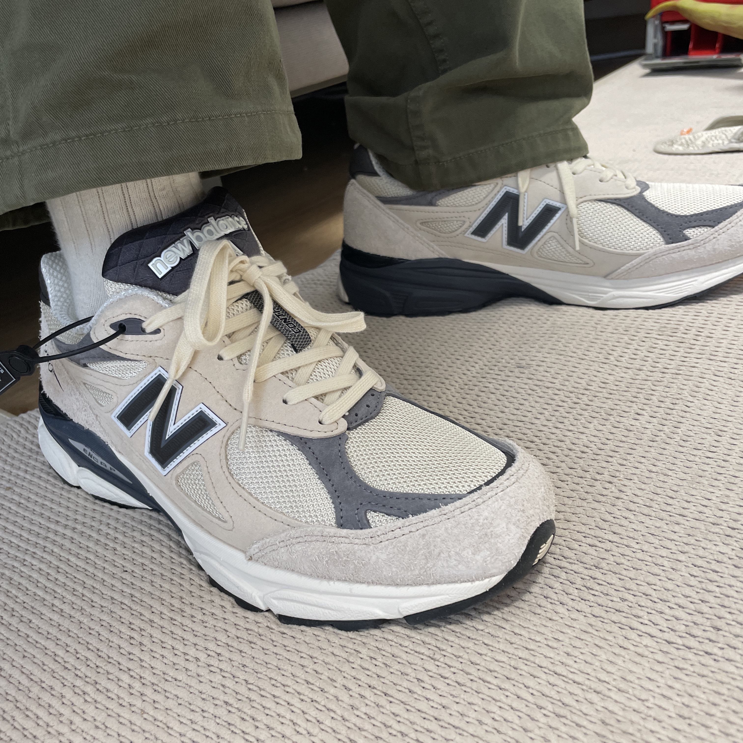 New Balance 990v3 Made in USA Moonbeam Macadamia Nut 착용 스타일 - 1