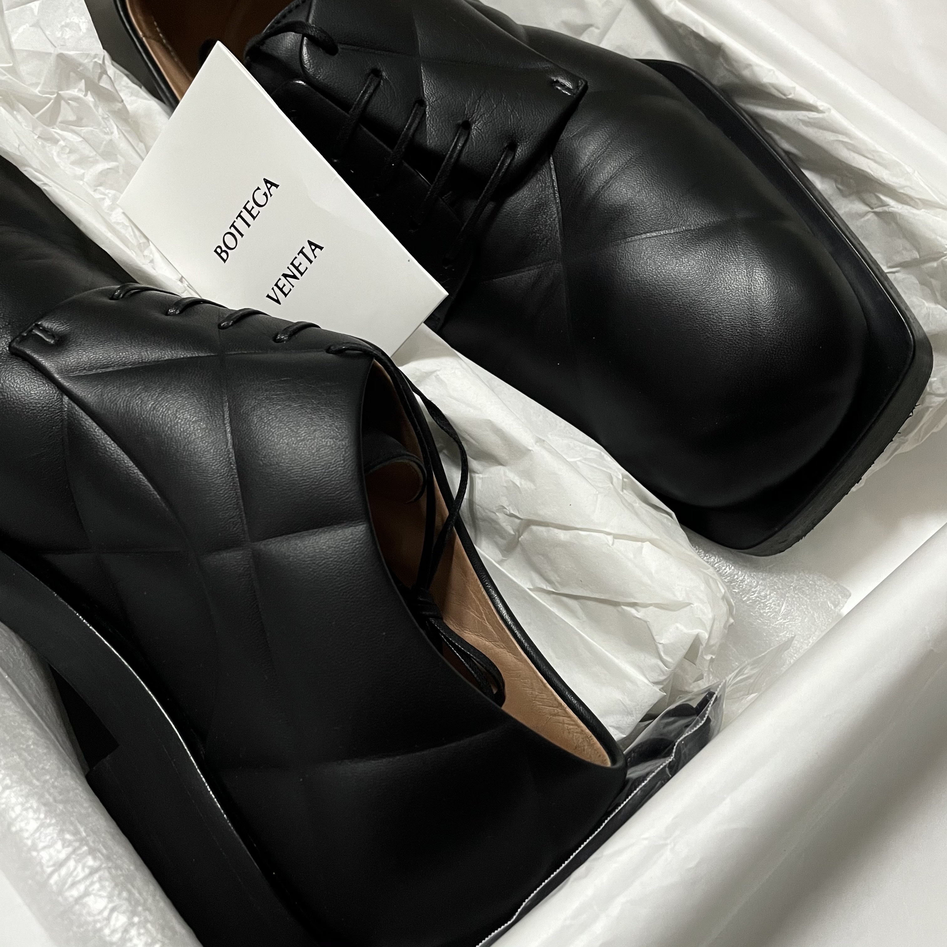 Bottega Veneta Tire Cropped Chelsea Boots Black, Bottega Veneta Quilting Leather Square Toe Derby Shoes Black 착용 스타일 - 2