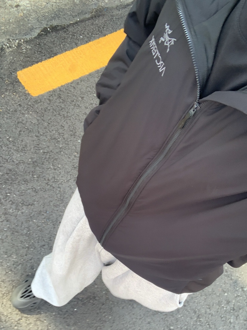 Adidas Yeezy Foam RNNR Onyx, Arc'teryx Atom LT Hoody Black 착용 스타일 - 1