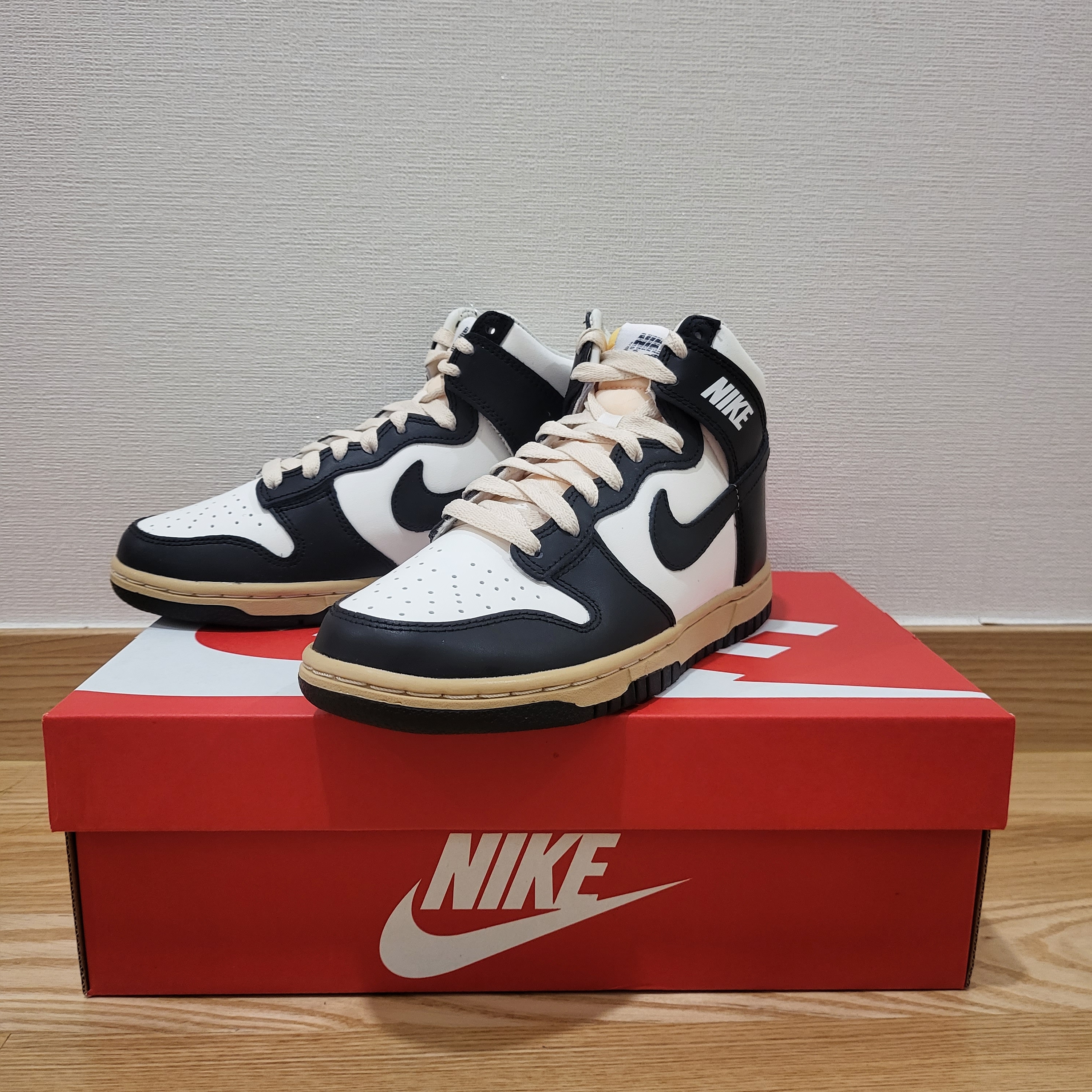 (W) Nike Dunk High SE Sail Black 착용 스타일 - 1
