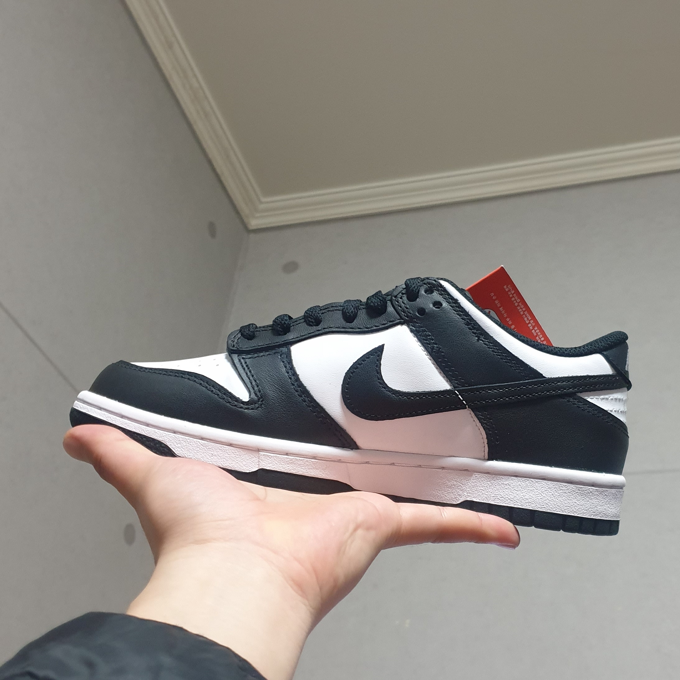 (GS) Nike Dunk Low Black 착용 스타일 - 1