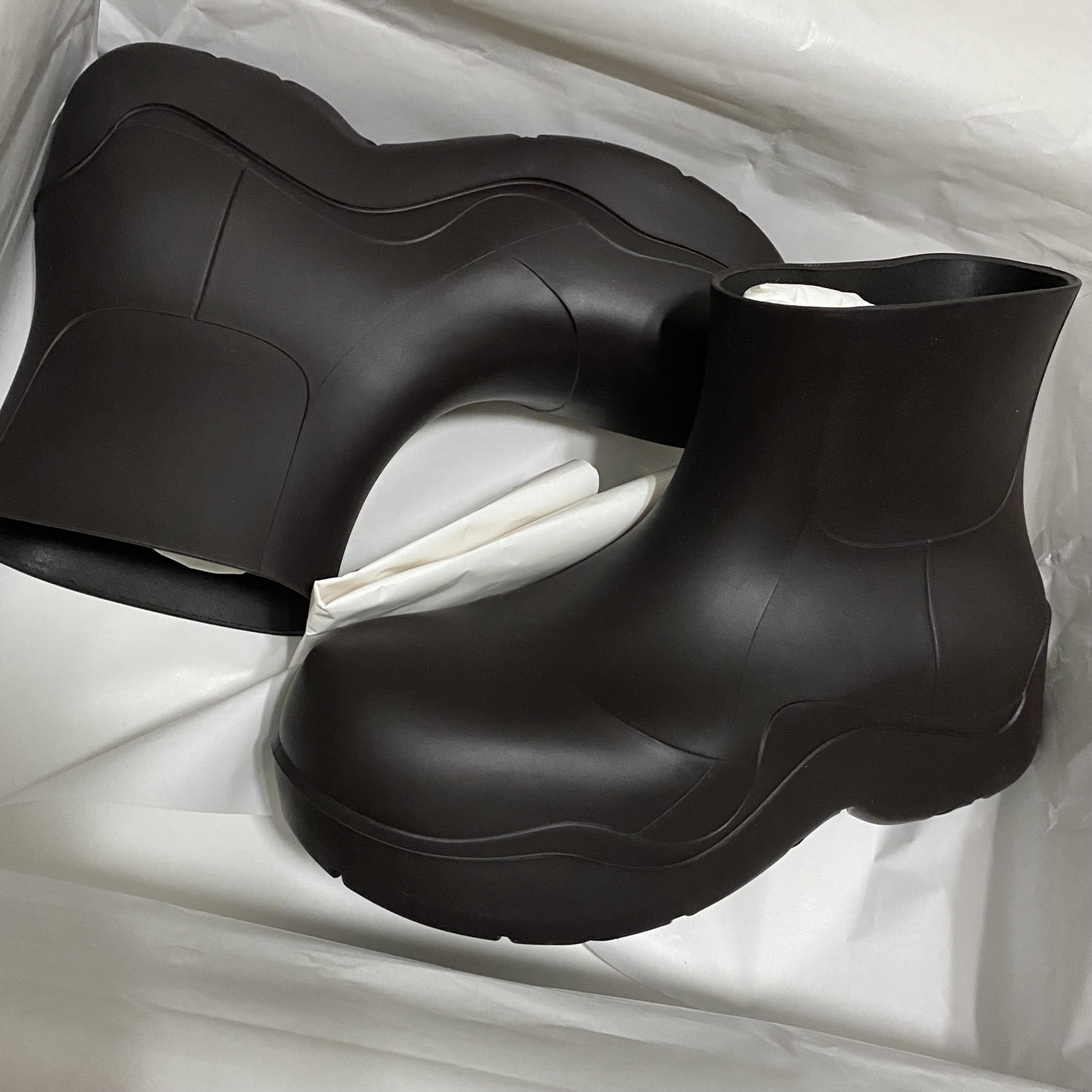 Bottega Veneta Tire Cropped Chelsea Boots Black, Bottega Veneta Quilting Leather Square Toe Derby Shoes Black 착용 스타일 - 3