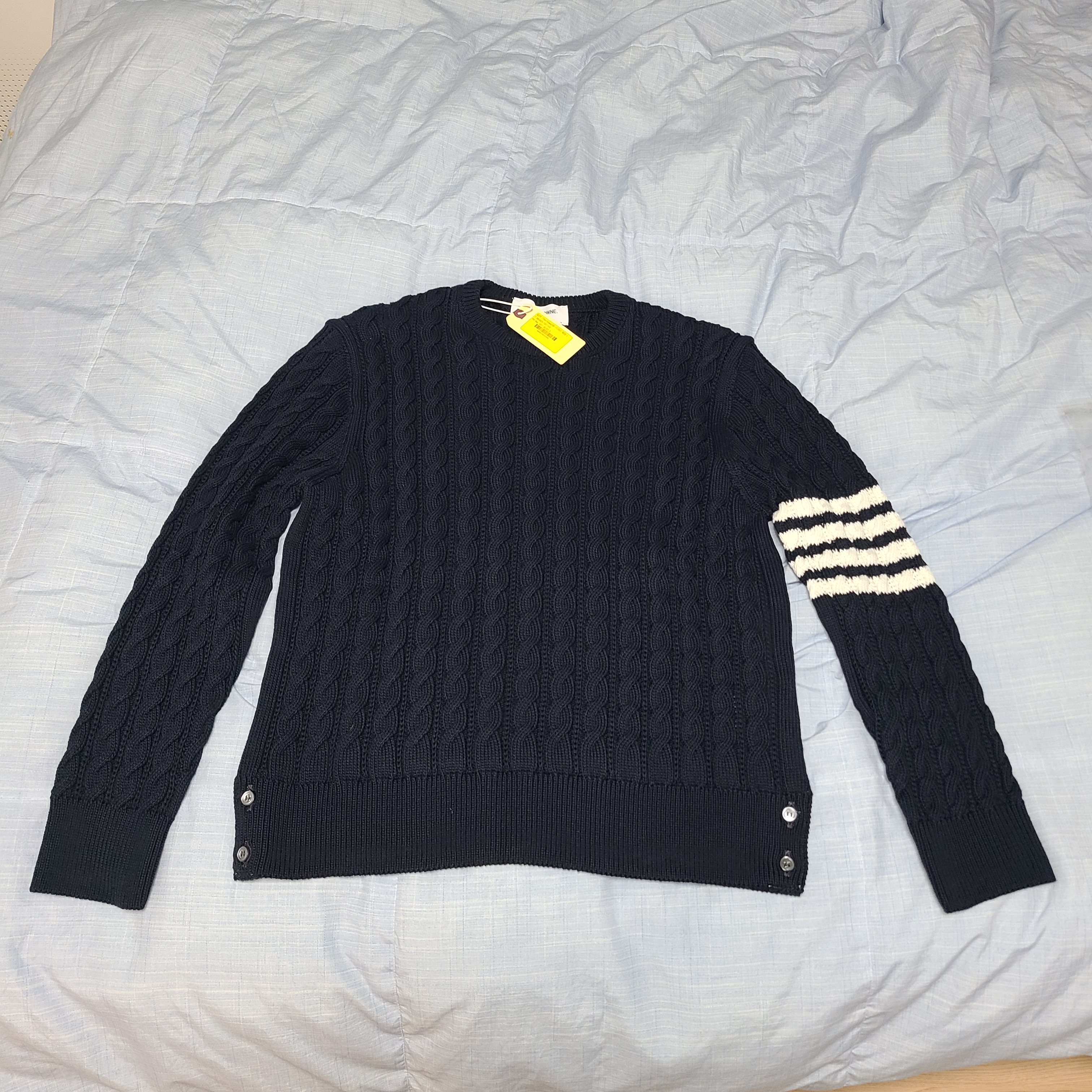 Thom Browne Pebble Grain Leather Stripe Note Compartment Card Holder Black, Thom Browne Cotton 4-Bar Cable Knit Crewneck Pullover Navy 착용 스타일
