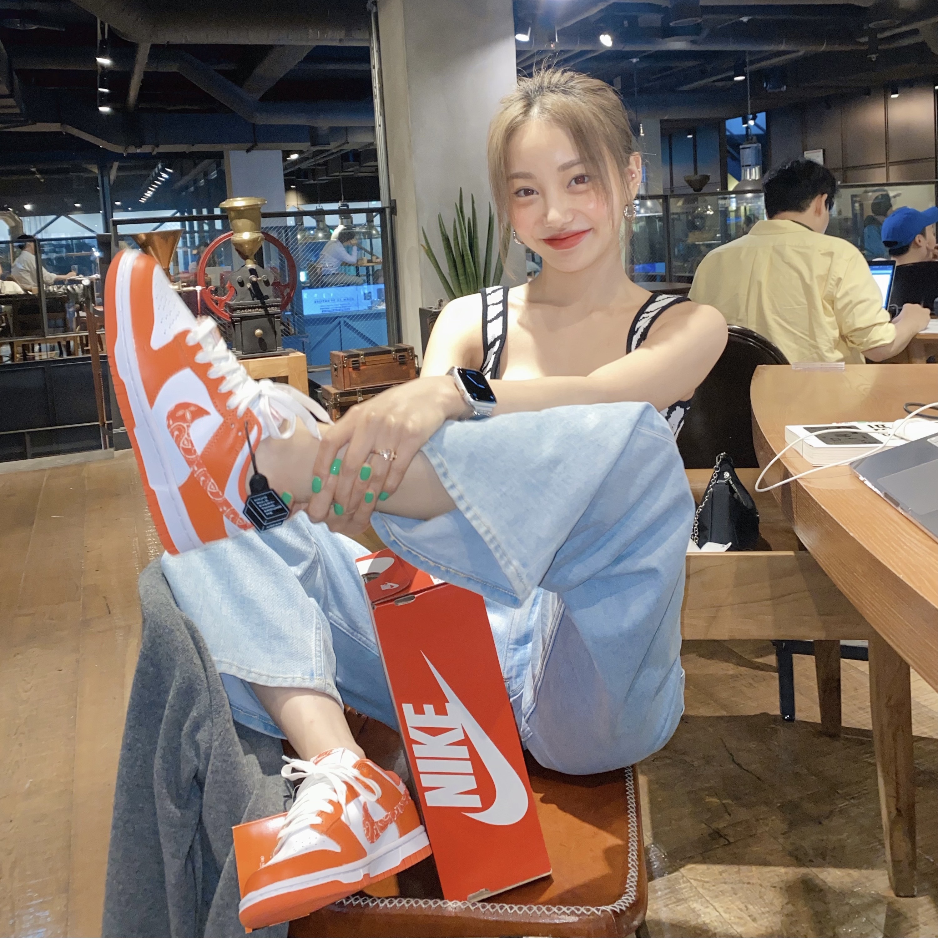 (W) Nike Dunk Low Essential Orange Paisley 착용 스타일 - 1