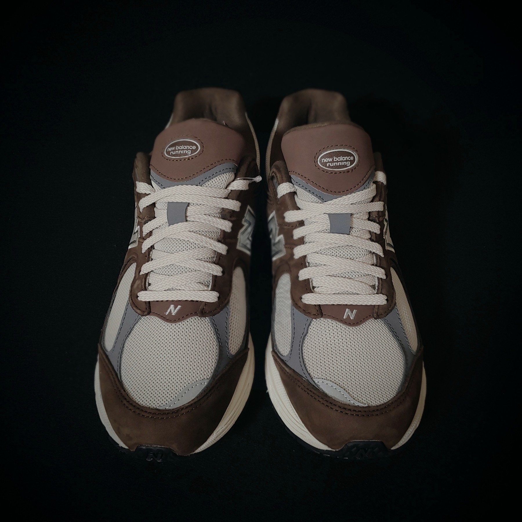 New Balance 2002R Brown Cream 착용 스타일 - 1