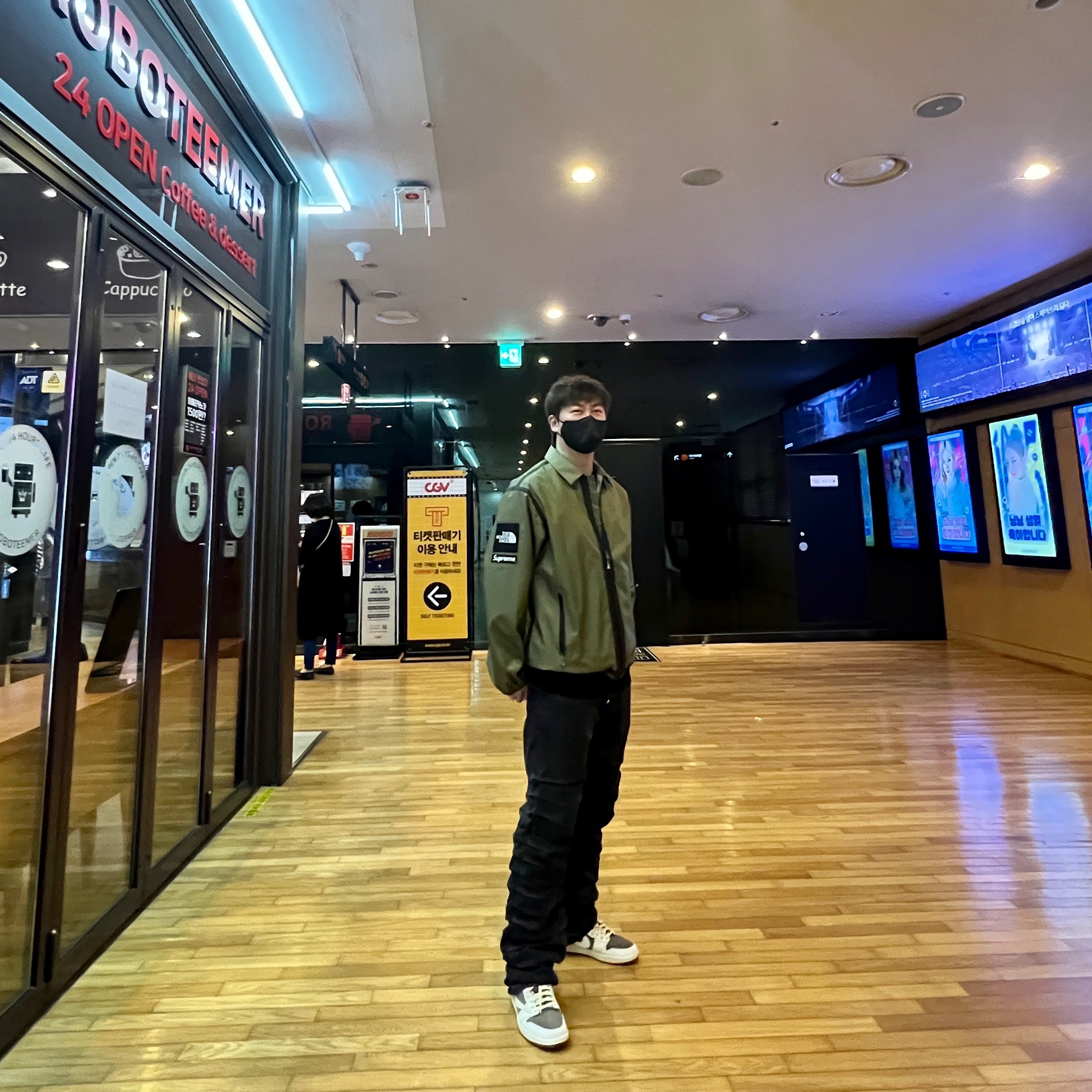 Supreme x The North Face Summit Series Outer Tape Seam Coaches Jacket Olive - 21SS, Jordan 1 x Travis Scott Retro Low OG SP Sail and Ridgerock 착용 스타일
