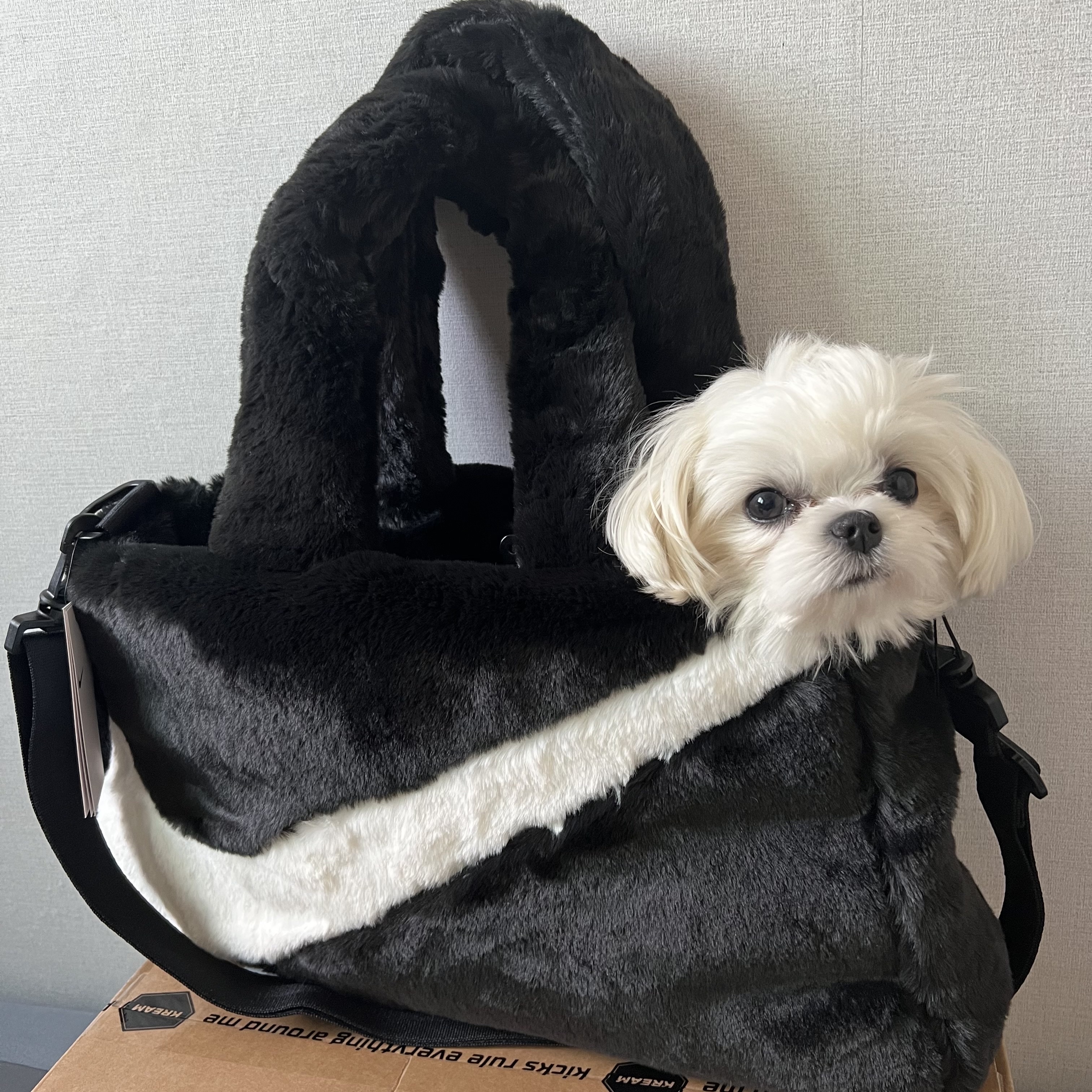Nike NSW Faux Fur Tote Bag Black 착용 스타일