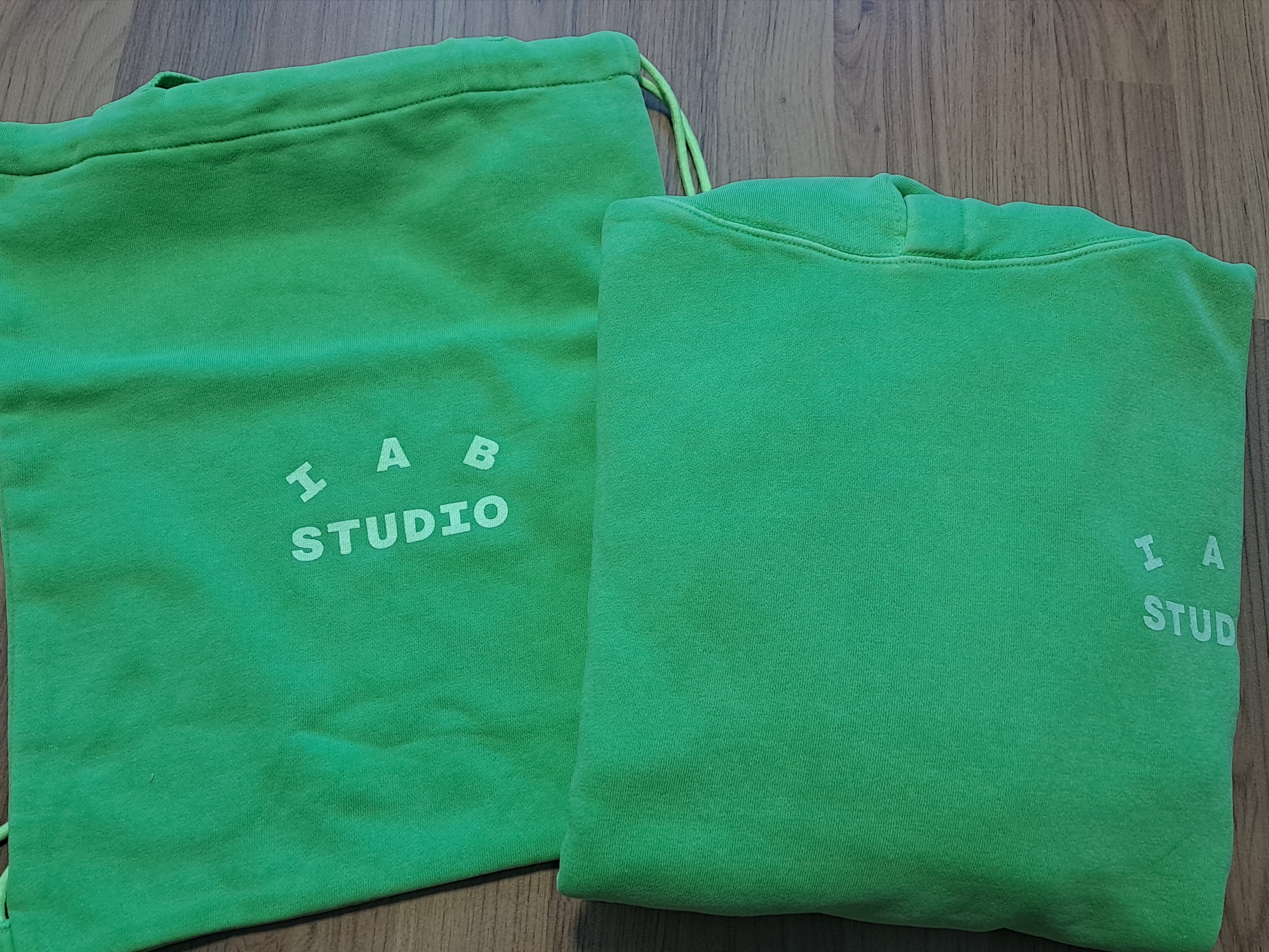 IAB Studio Pigment Hoodie & Sack Apple Green 착용 스타일 - 1