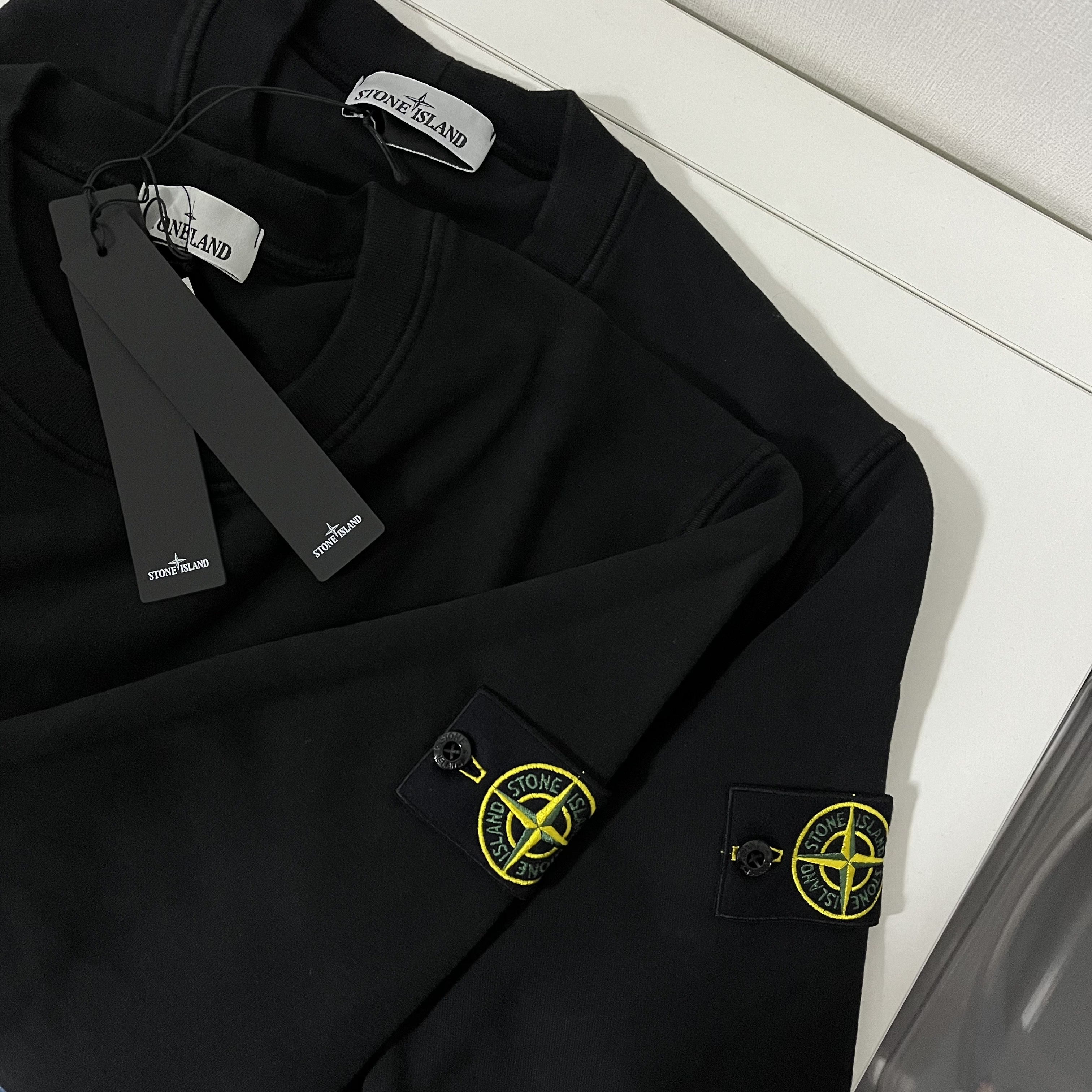 Stone Island 63051 Crewneck Sweatshirt Black - 22SS 착용 스타일