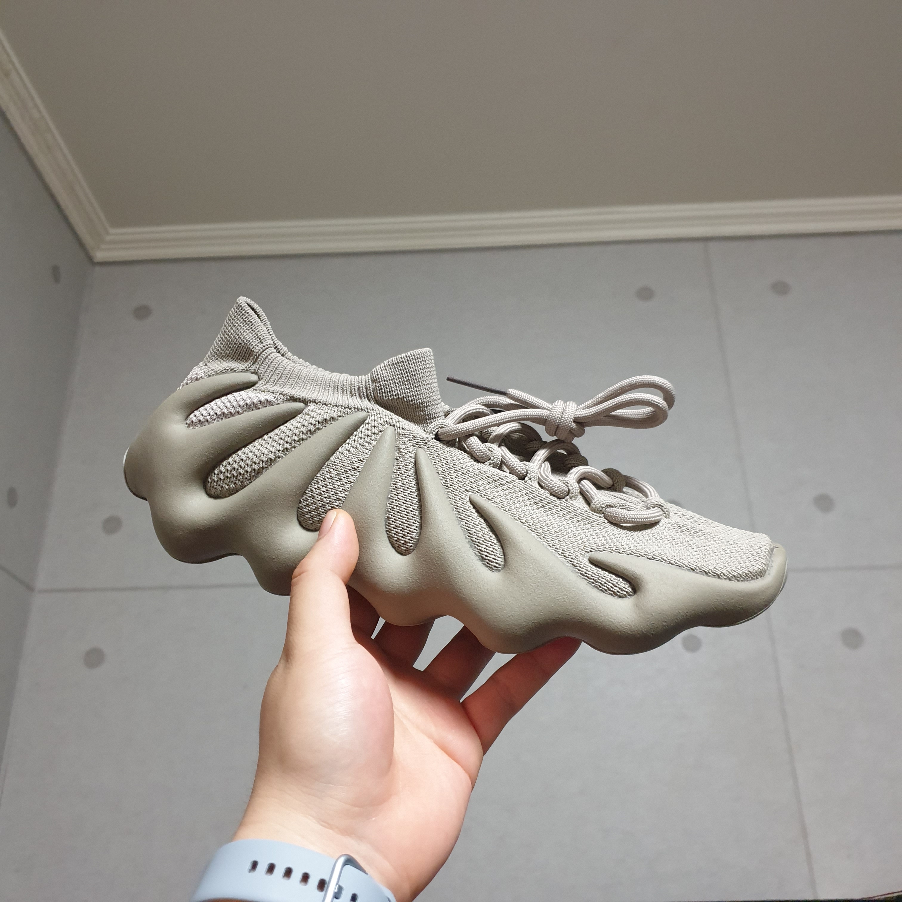 Adidas Yeezy 450 Stone Flax 착용 스타일 - 1