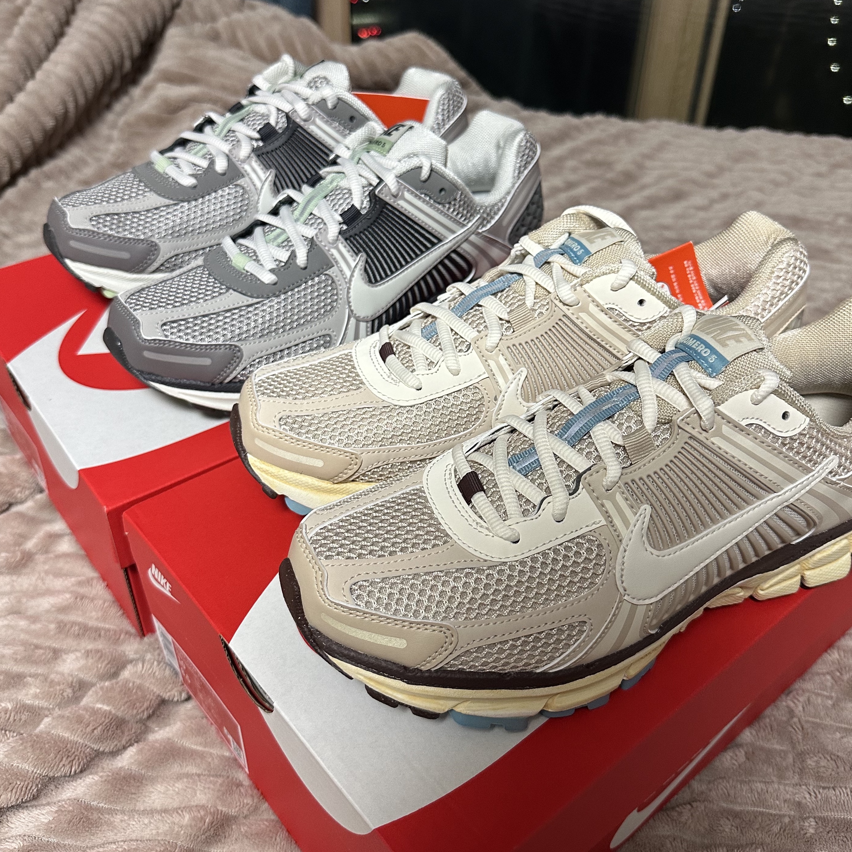 (W) Nike Zoom Vomero 5 Oatmeal, (W) Nike Zoom Vomero 5 Cobblestone and Flat Pewter 착용 스타일