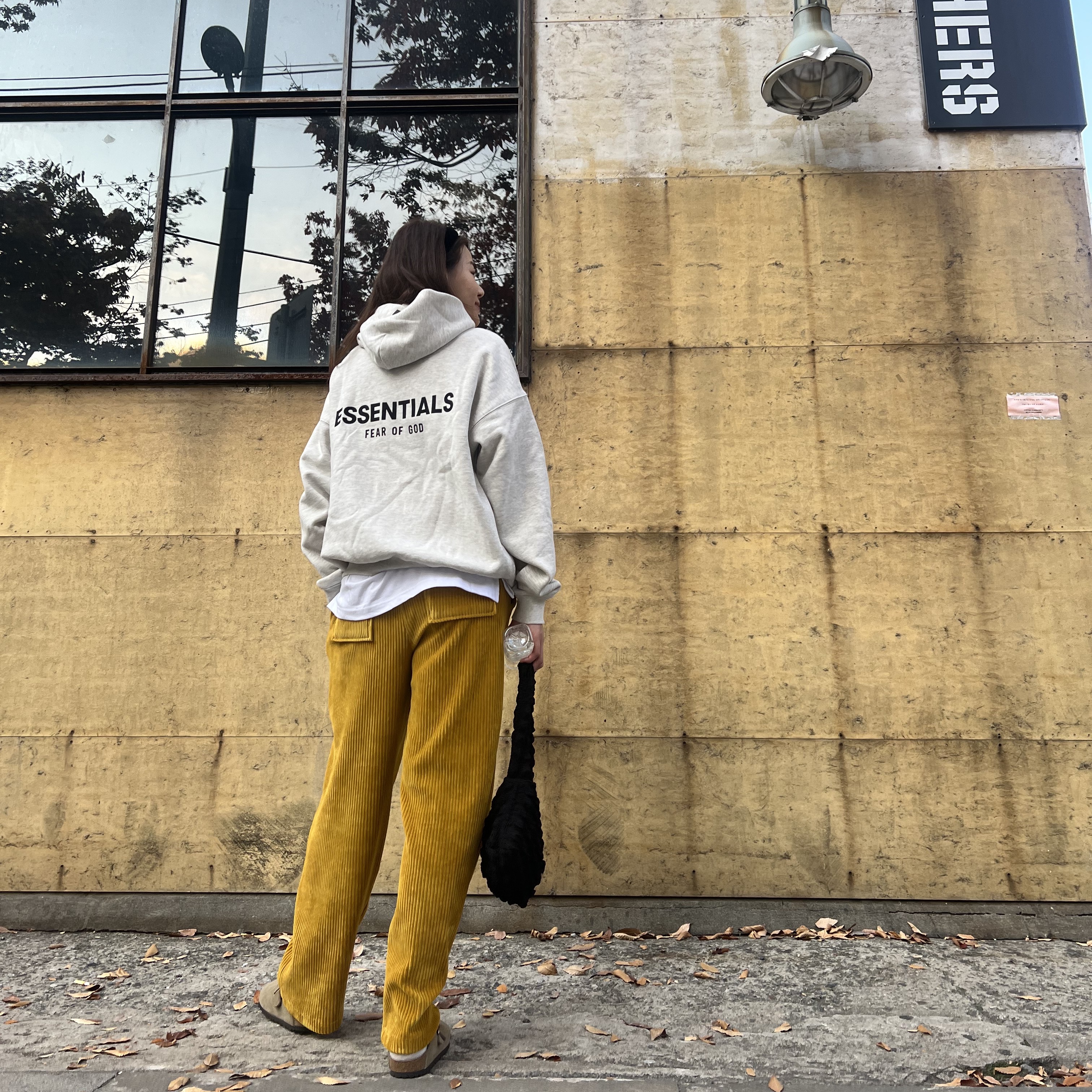 Essentials The Core Collection Hoodie Light Oatmeal 착용 스타일