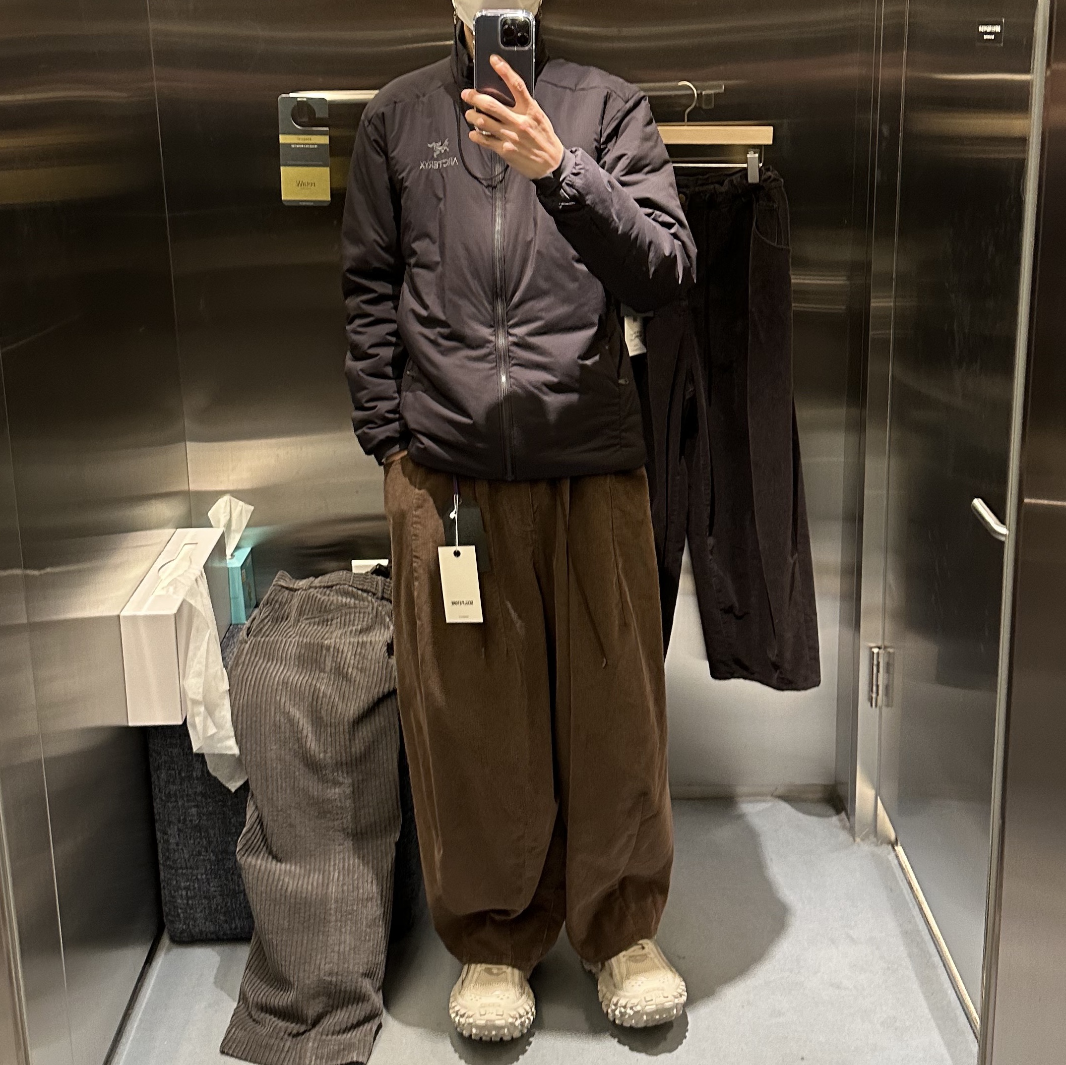Arc'teryx Atom AR Hoody Black, Needles H.D. 14W Corduroy Pants Black 착용 스타일