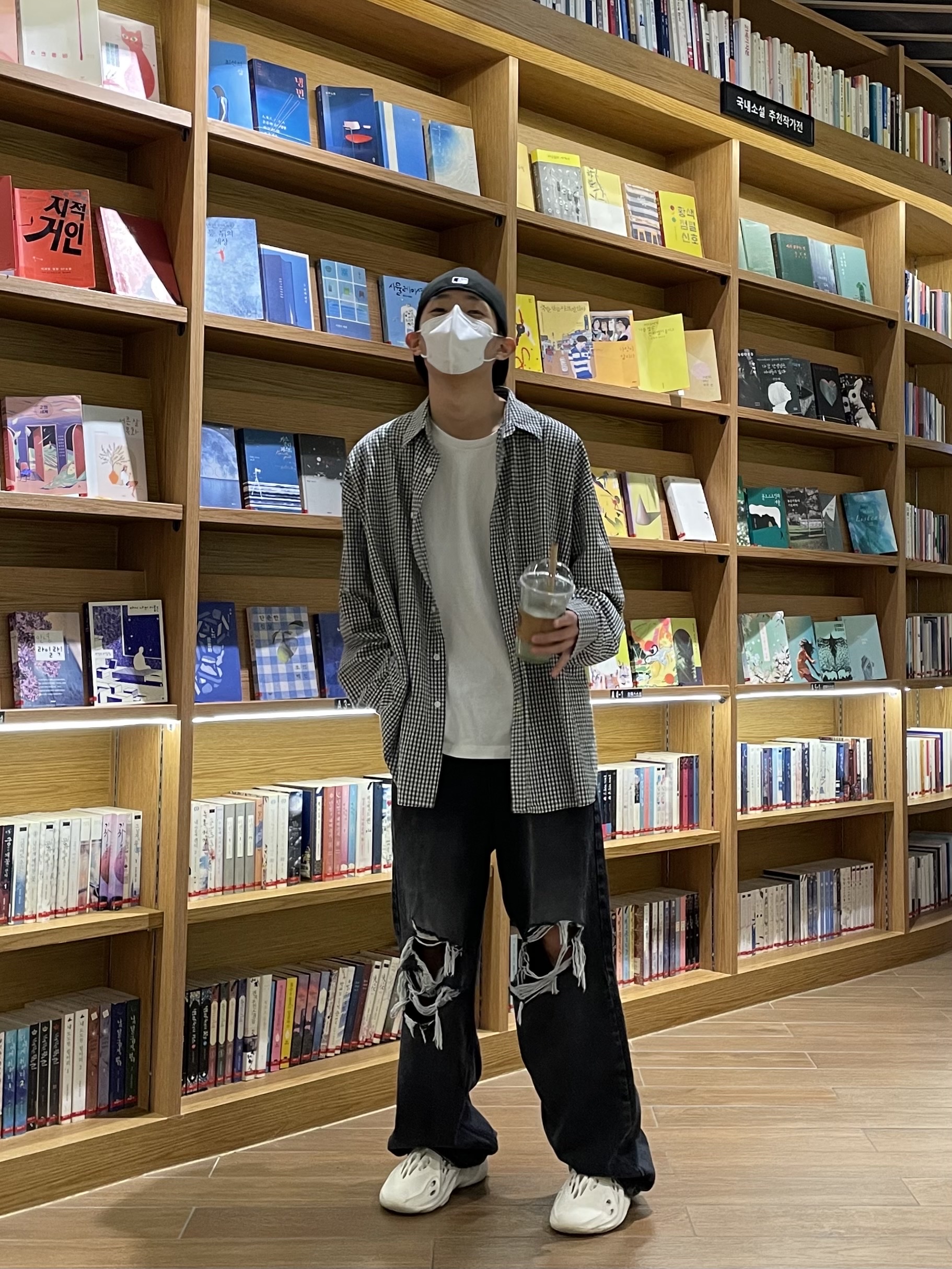 Adidas Yeezy Foam RNNR Sand 착용 스타일 - 3