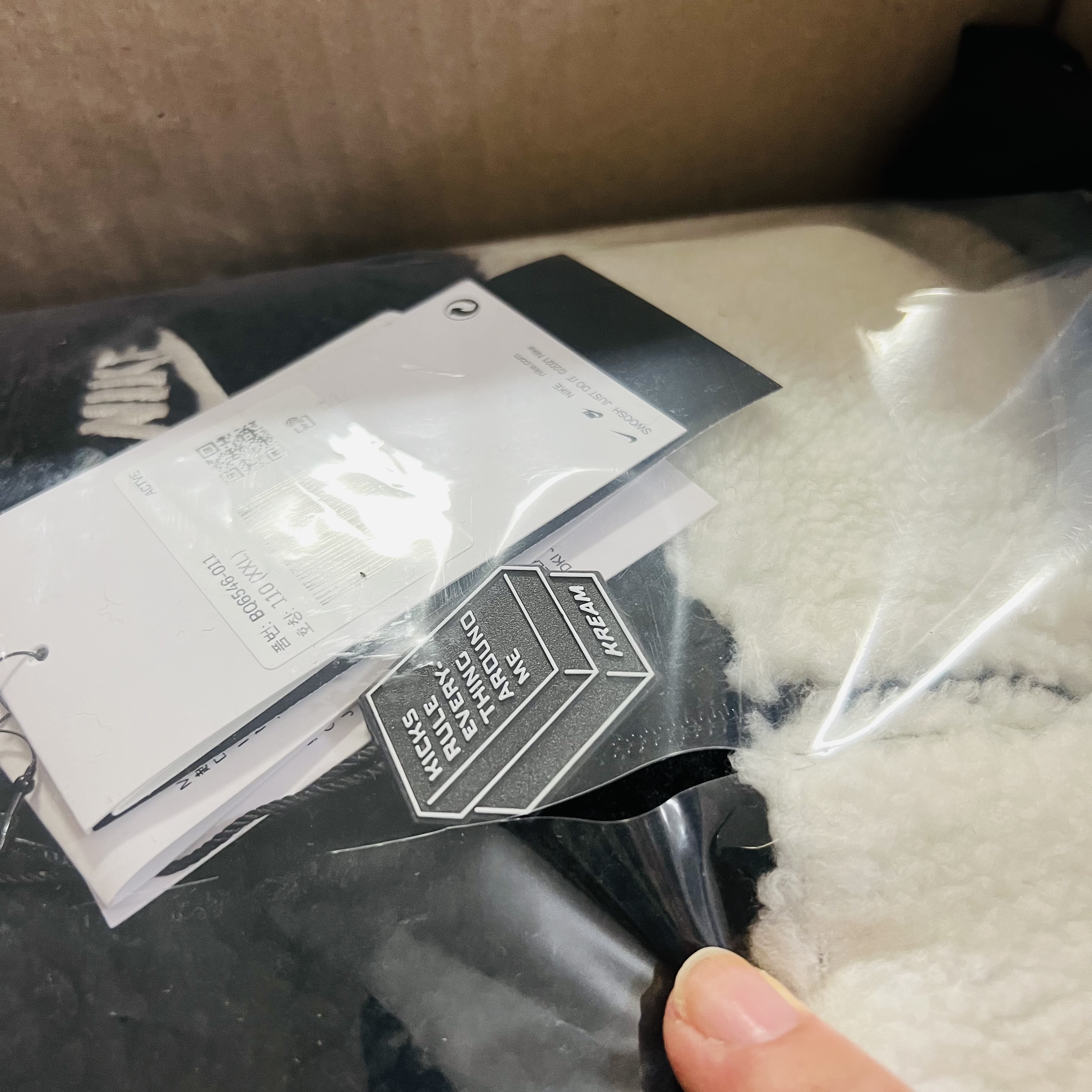 Nike Big Swoosh Full Zip Jacket Black Sail 착용 스타일 - 2