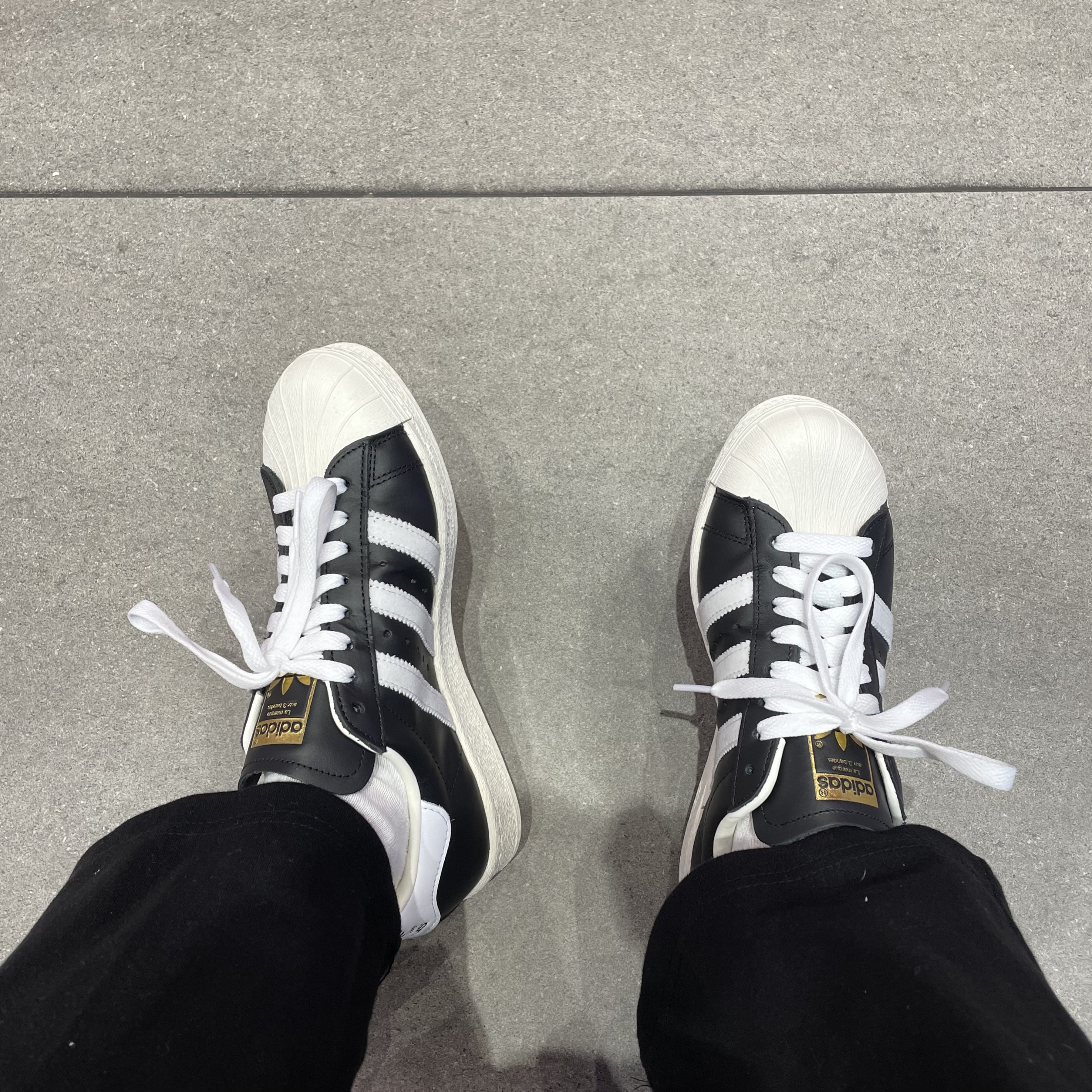 Adidas Superstar 82 FI Core Black 착용 스타일 - 2