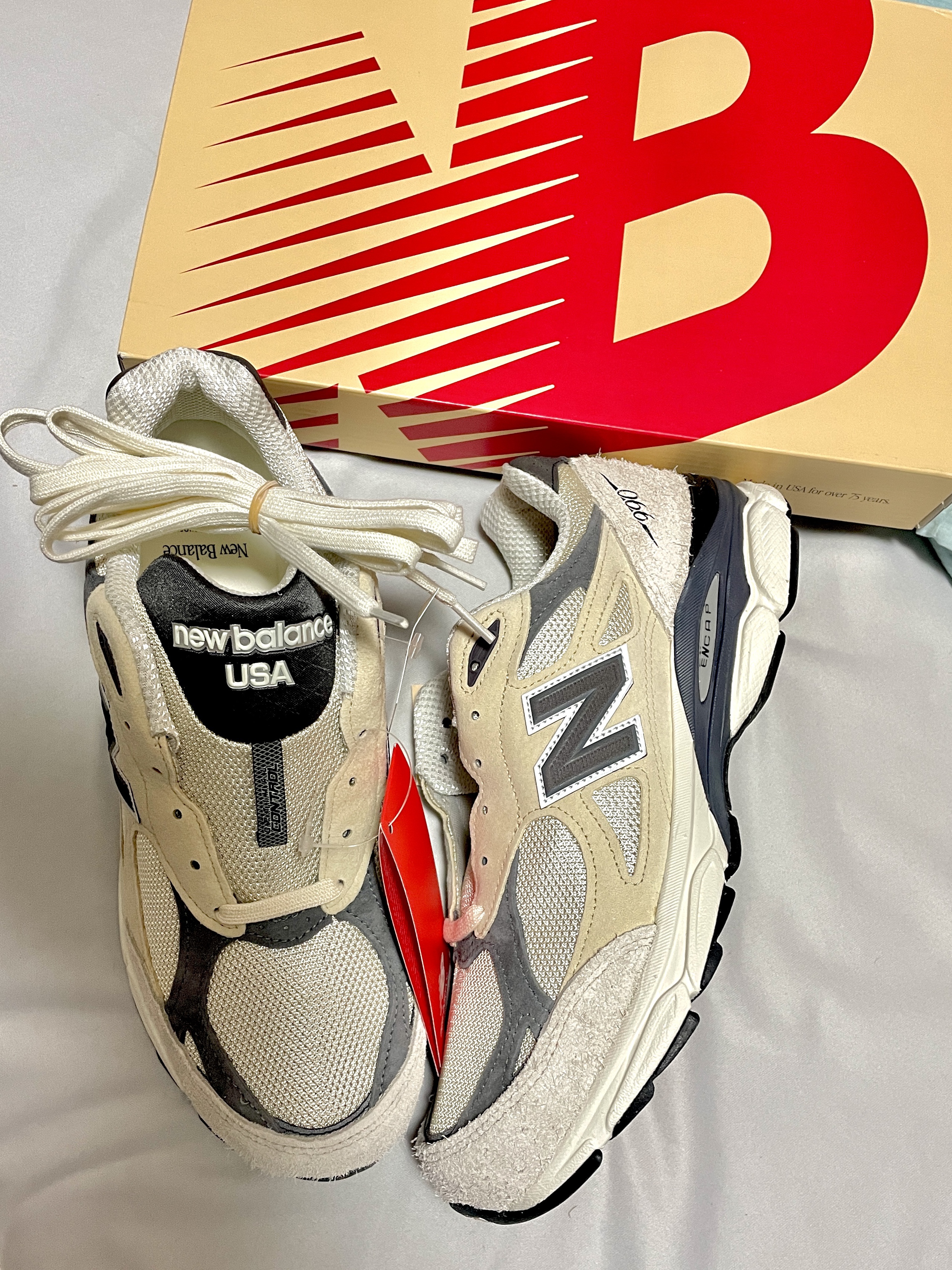New Balance 990v3 Made in USA Moonbeam Macadamia Nut 착용 스타일