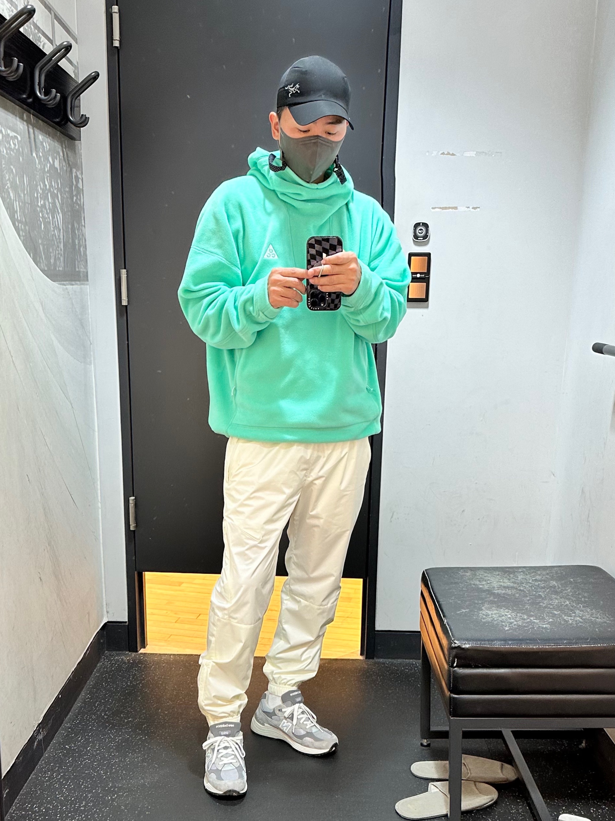 Arc'teryx Calvus Cap Black, New Balance 992 Made in USA Grey - D Standard 착용 스타일 - 2