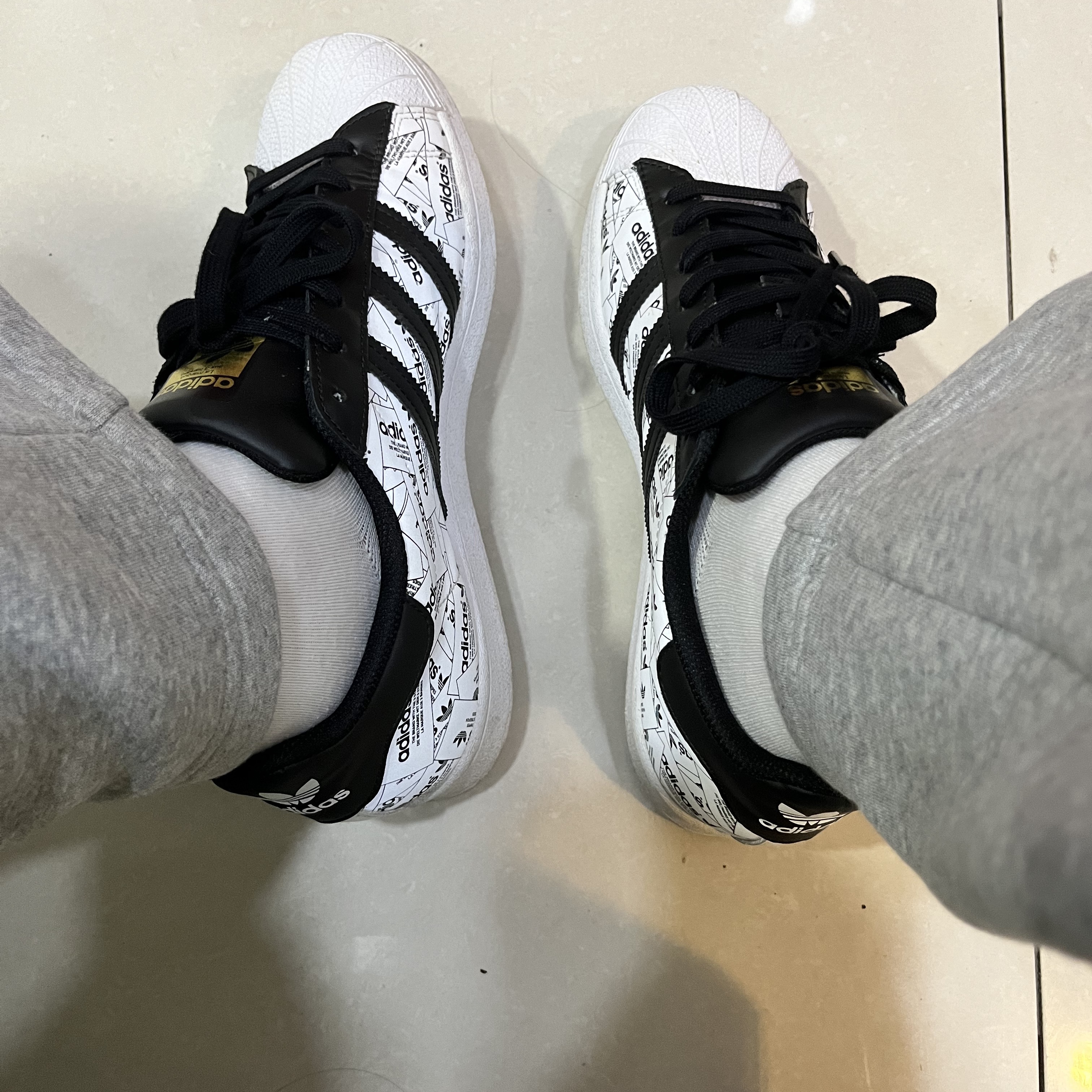 Adidas Superstar Cloud White Core Black 착용 스타일