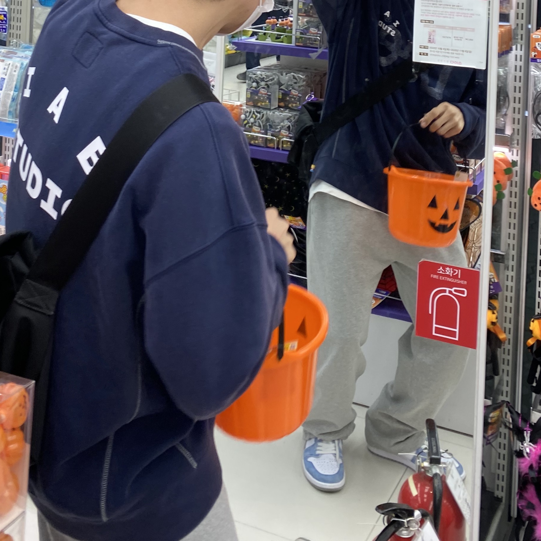 IAB Studio x Lee Pigment Sweatshirt Indigo Navy, Jordan 1 Retro High OG Hyper Royal 착용 스타일 - 2