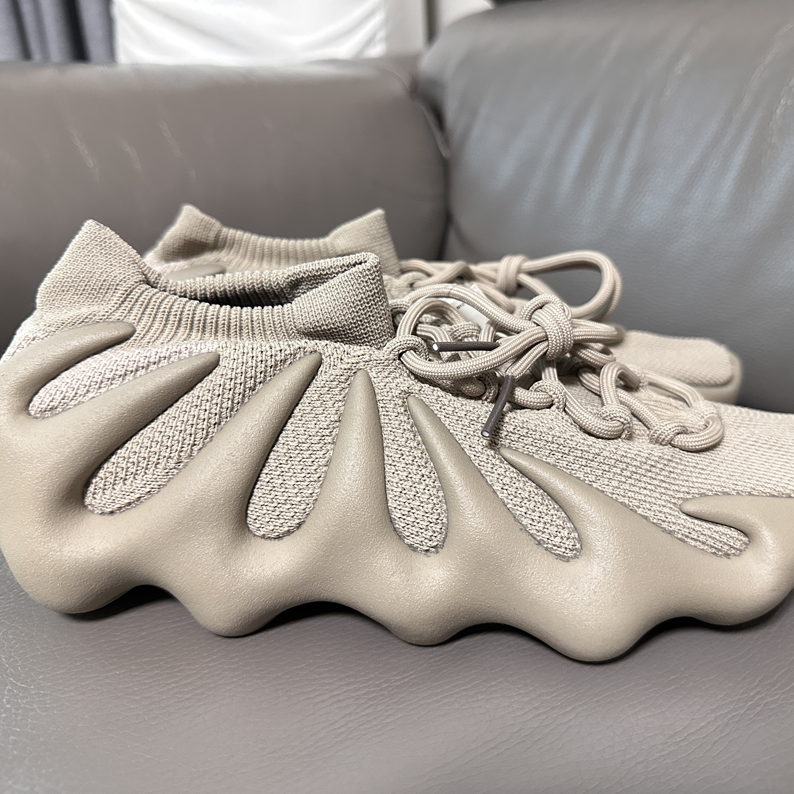 Adidas Yeezy 450 Stone Flax 착용 스타일 - 1