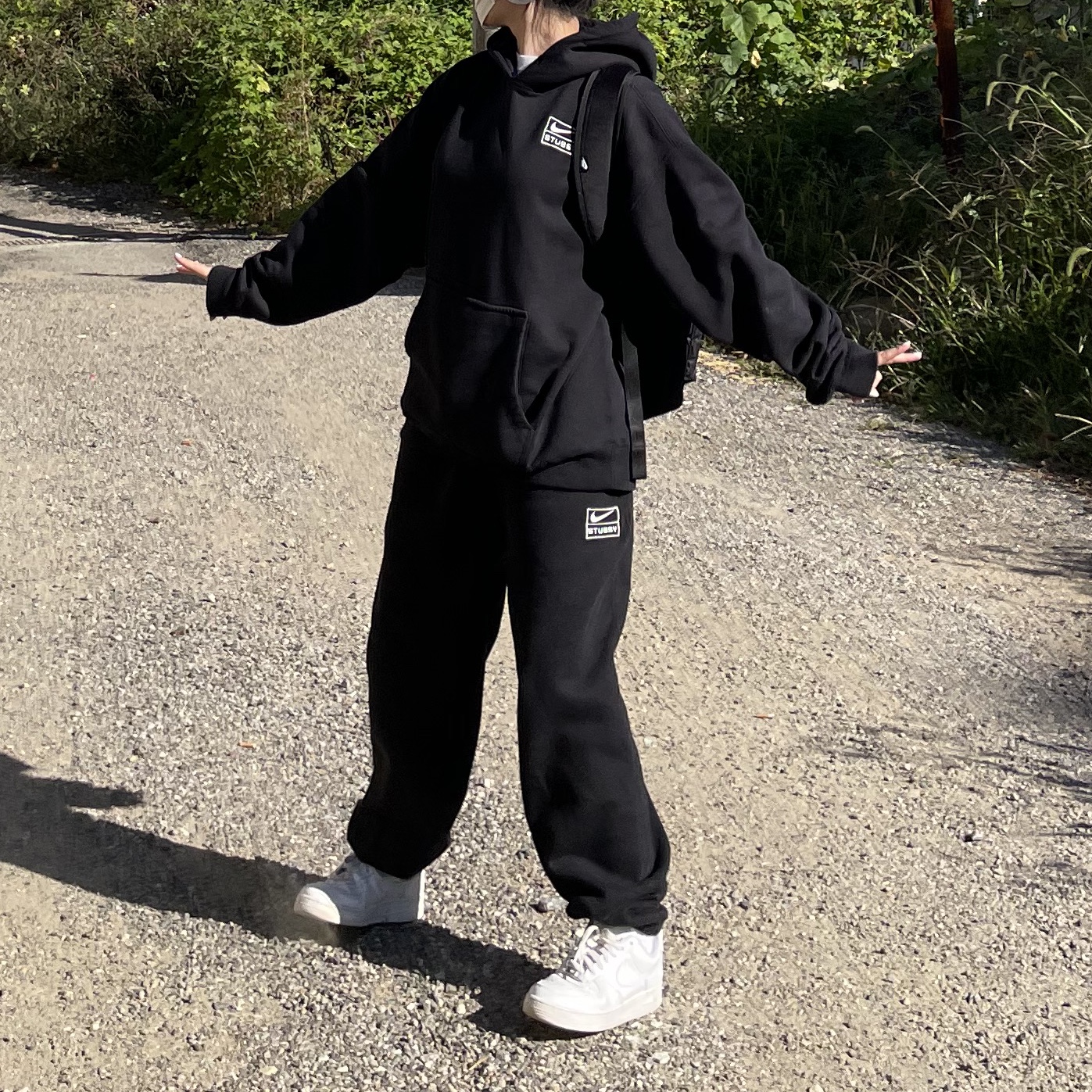 Nike x Stussy NRG RA Washed Pullover Hoodie Black (DN4028-010), Nike x Stussy NRG RA Washed Fleece Pants Black (DN4030-010) 착용 스타일 - 2