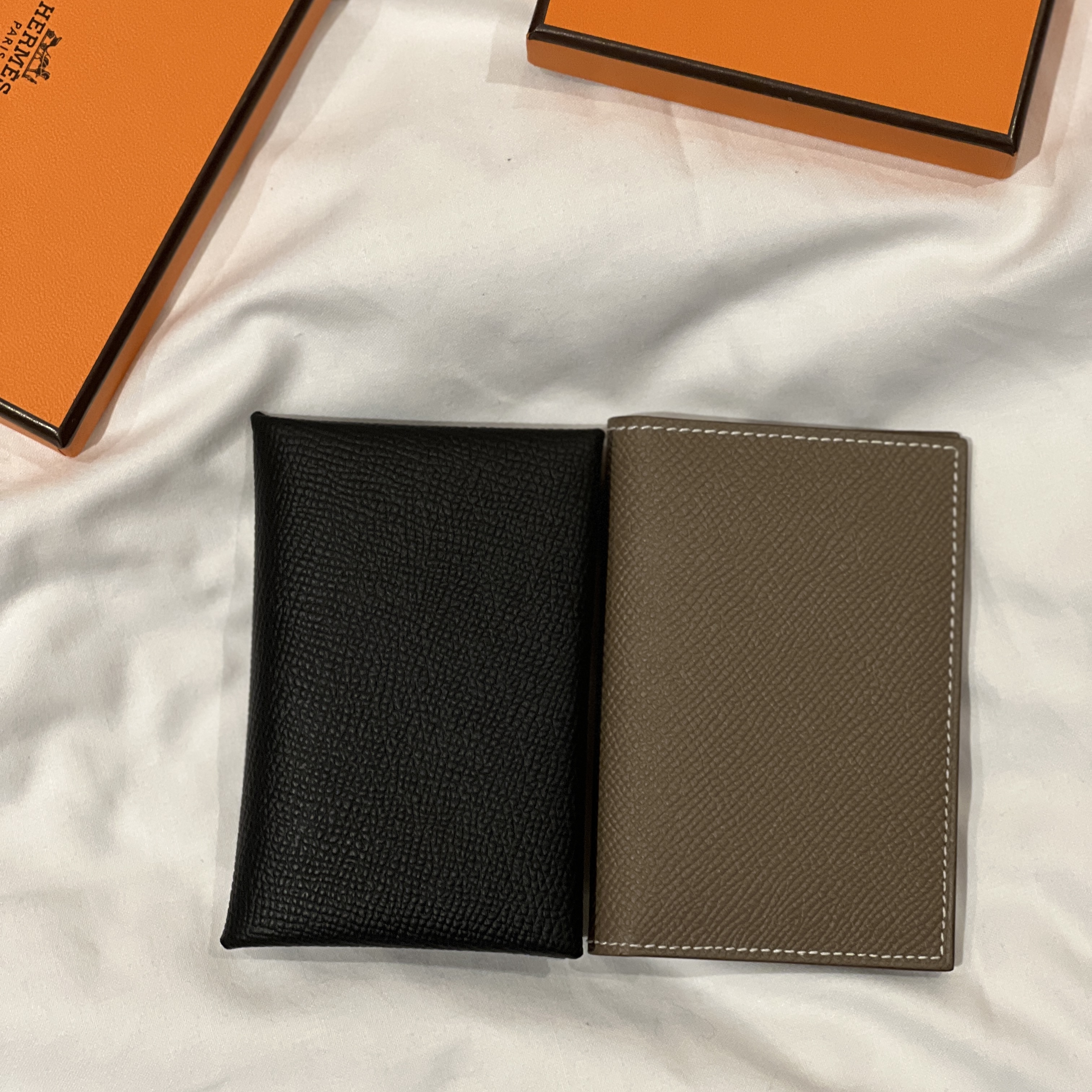Hermes MC² Euclide Card Holder Epsom & Etoupe, Hermes Calvi Card Holder Epsom & Palladium Noir 착용 스타일 - 1
