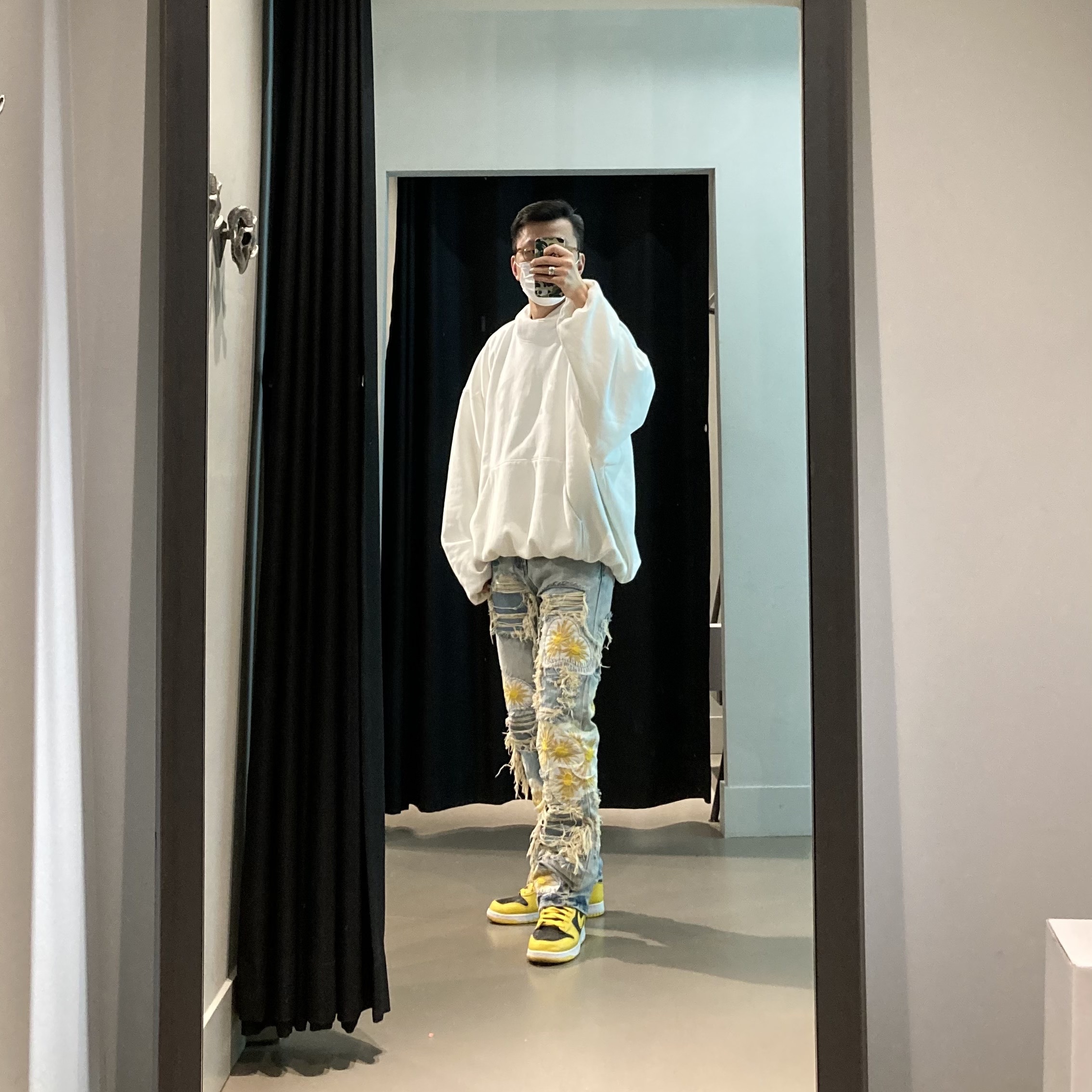 Yeezy Gap Engineered By Balenciaga Dove Hoodie White 착용 스타일 - 1