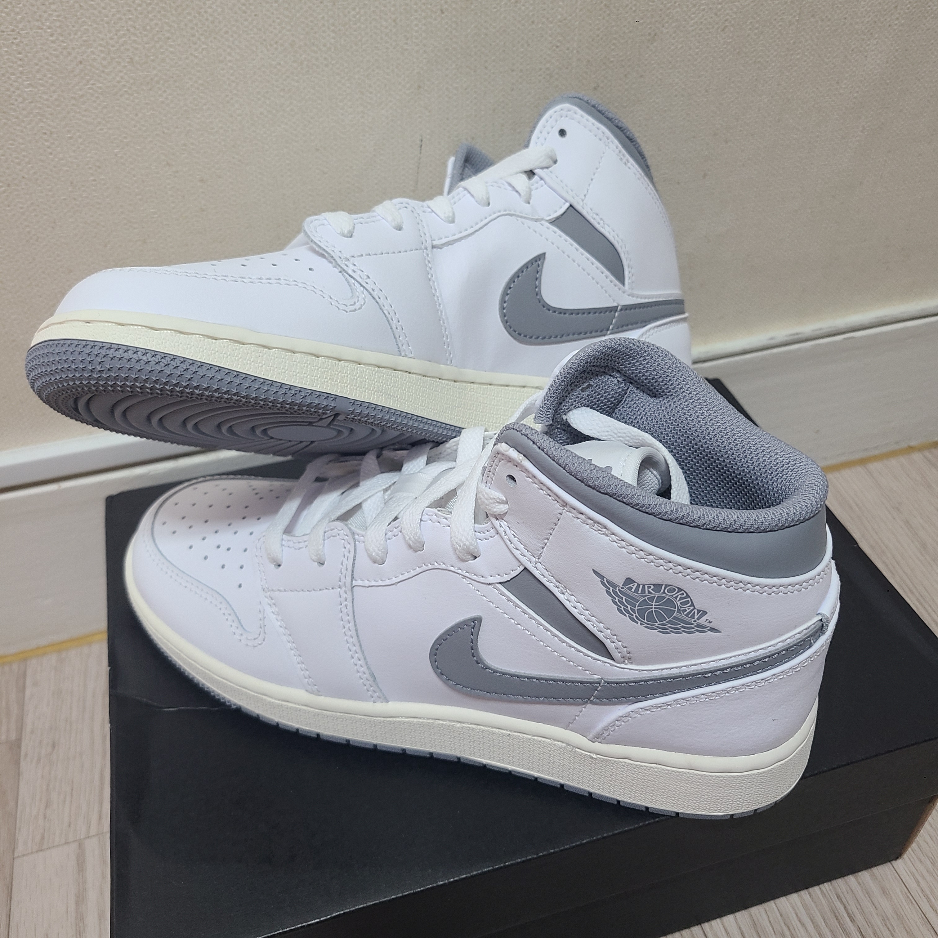 (GS) Jordan 1 Mid White Stealth 착용 스타일 - 1
