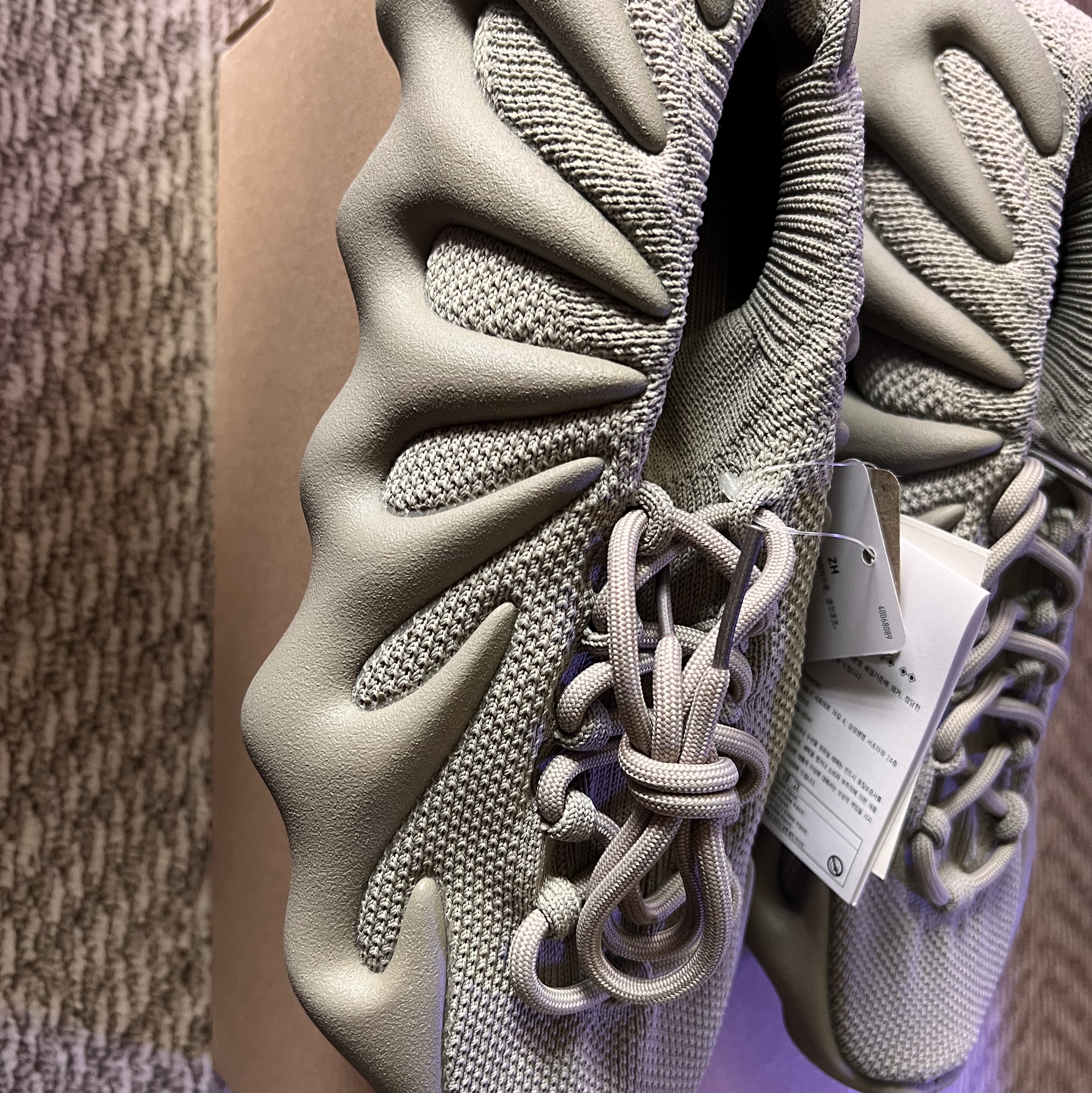 Adidas Yeezy 450 Stone Flax 착용 스타일 - 5