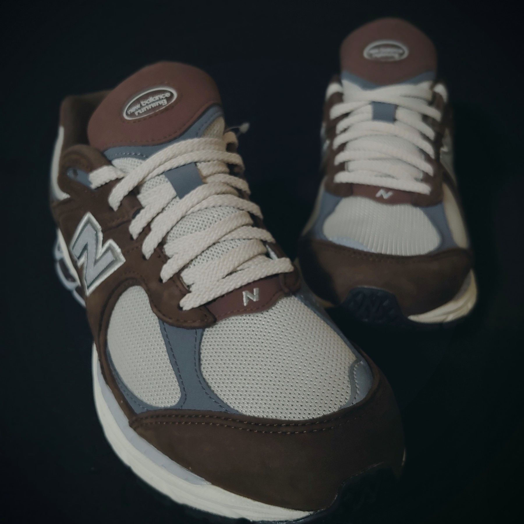 New Balance 2002R Brown Cream 착용 스타일 - 5