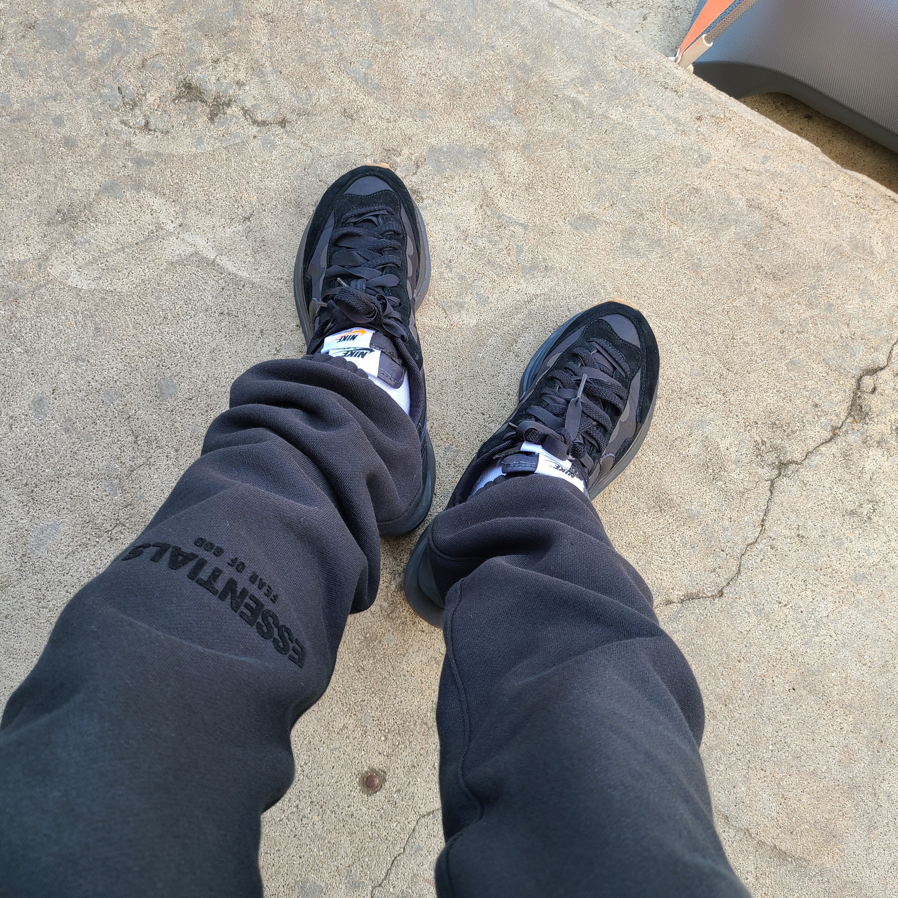 Nike x Sacai VaporWaffle Black and Gum, Essentials The Core Collection Sweatpants Stretch Limo 착용 스타일 - 2