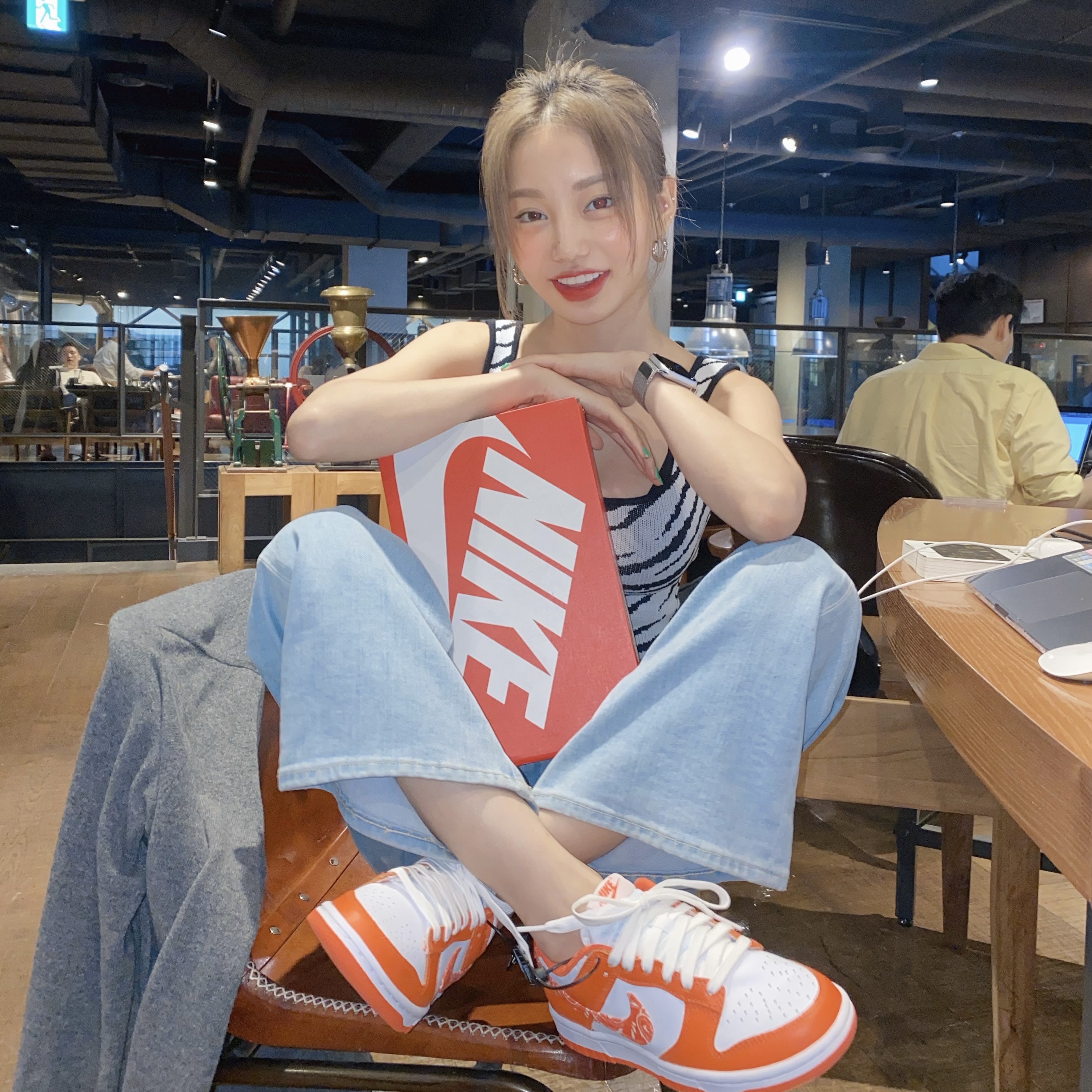 (W) Nike Dunk Low Essential Orange Paisley 착용 스타일 - 2