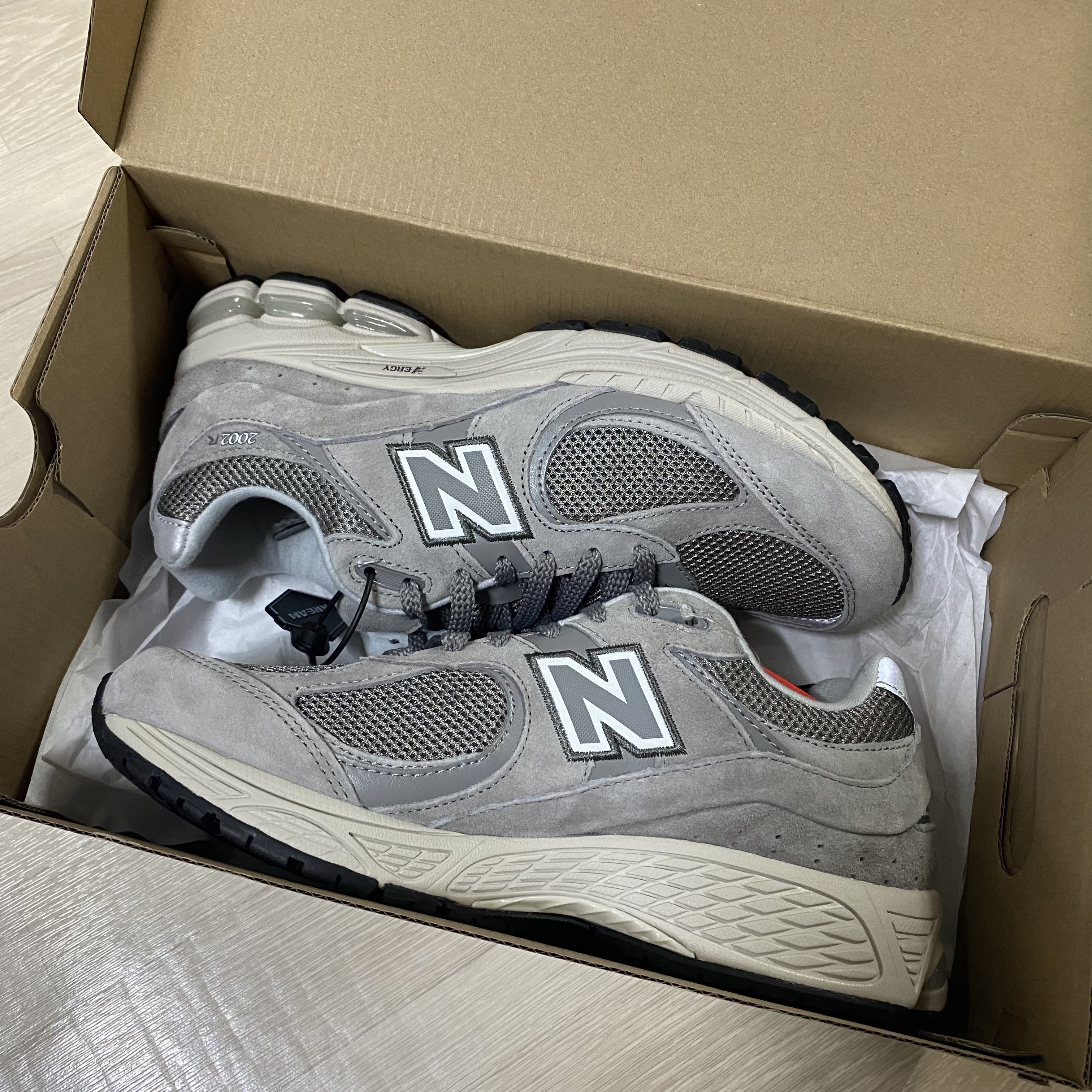 New Balance 2002R Grey 착용 스타일 - 2