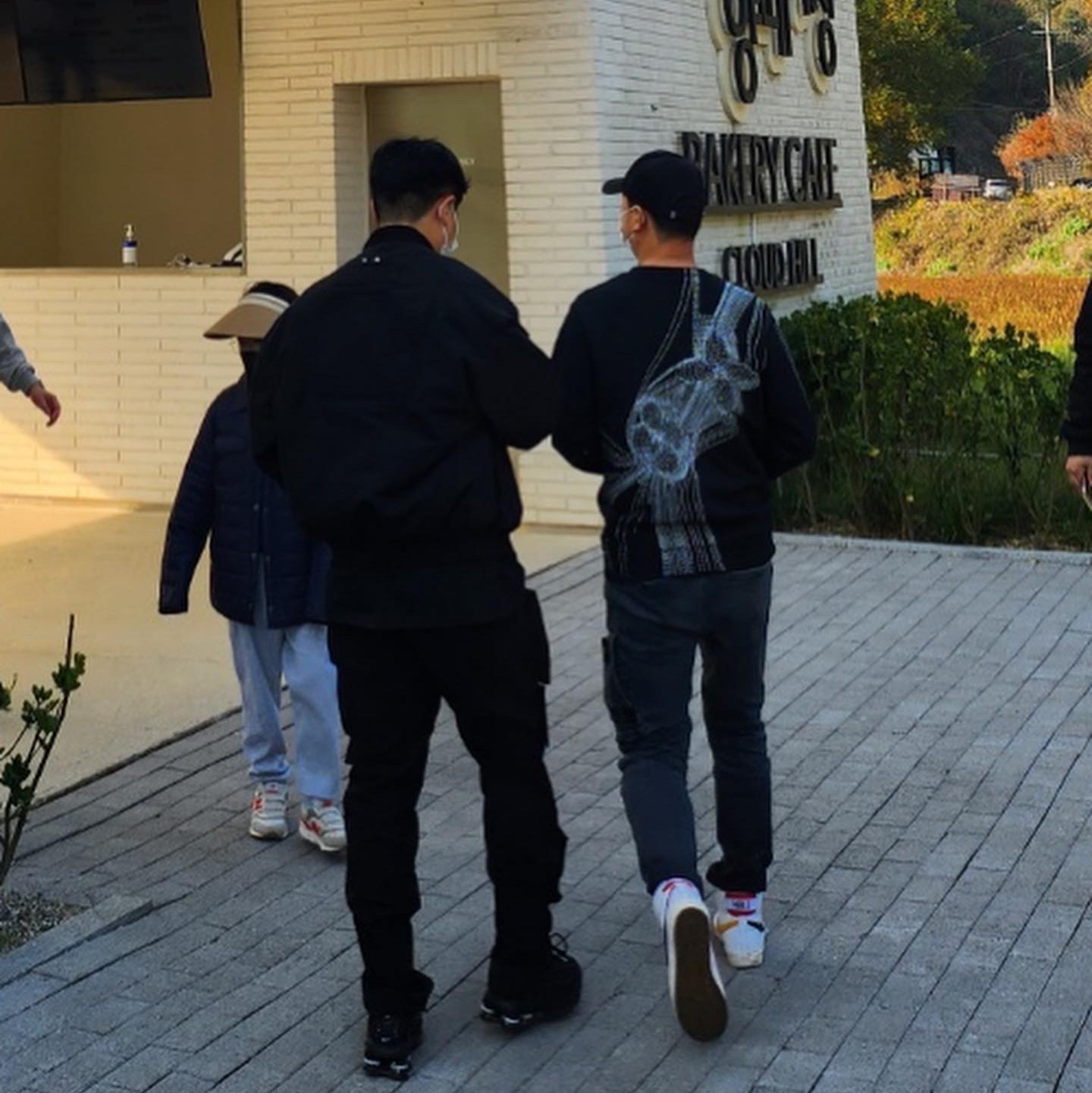 Undermycar Ababell Multi Flap Oversized Bomber Beluga - 22SS, Undermycar Bucky Multi Pocket Dynamic Pants Rookie Black - 22SS 착용 스타일 - 2
