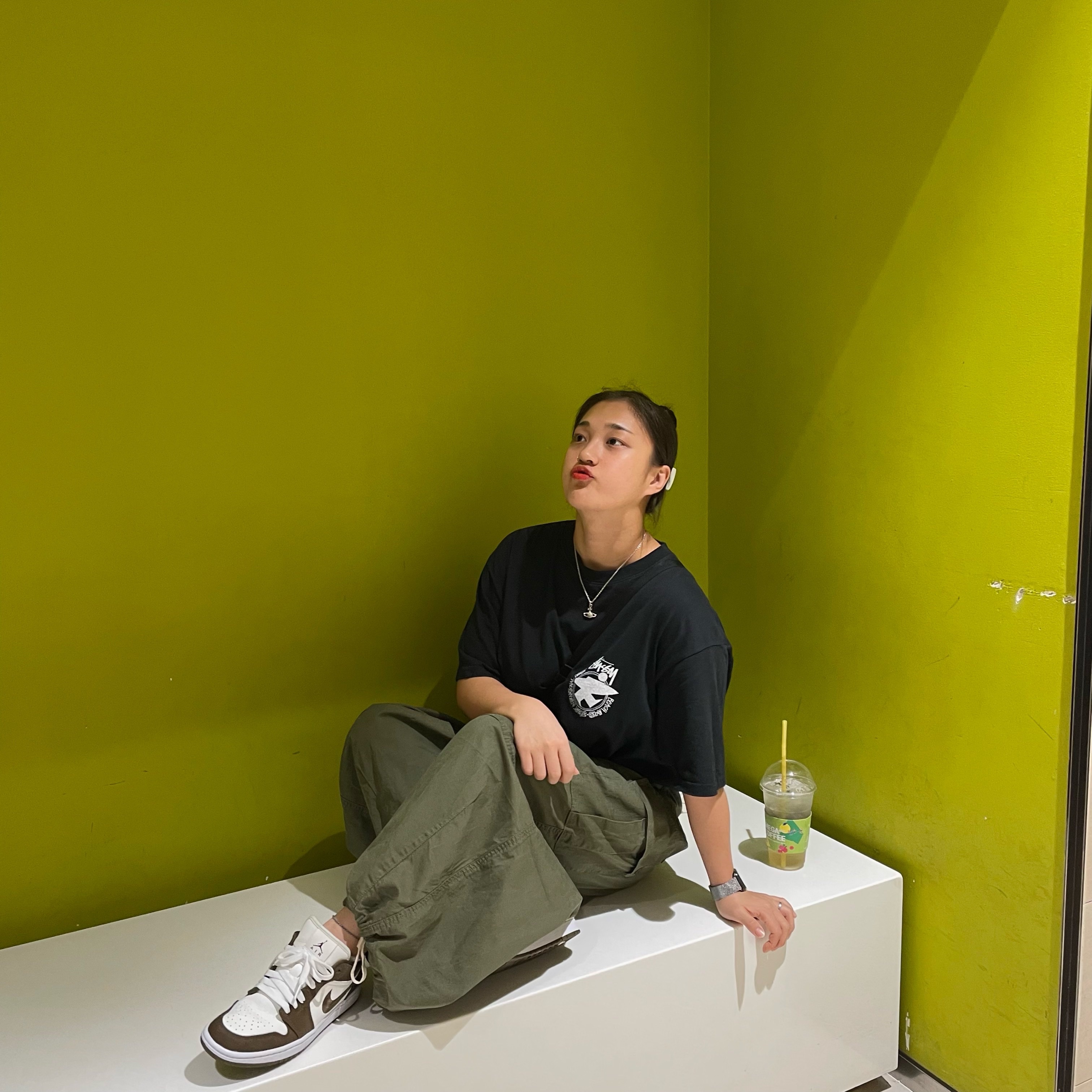(W) Jordan 1 Low SE Light Olive, Stussy Beach Roots T-Shirt Black 착용 스타일