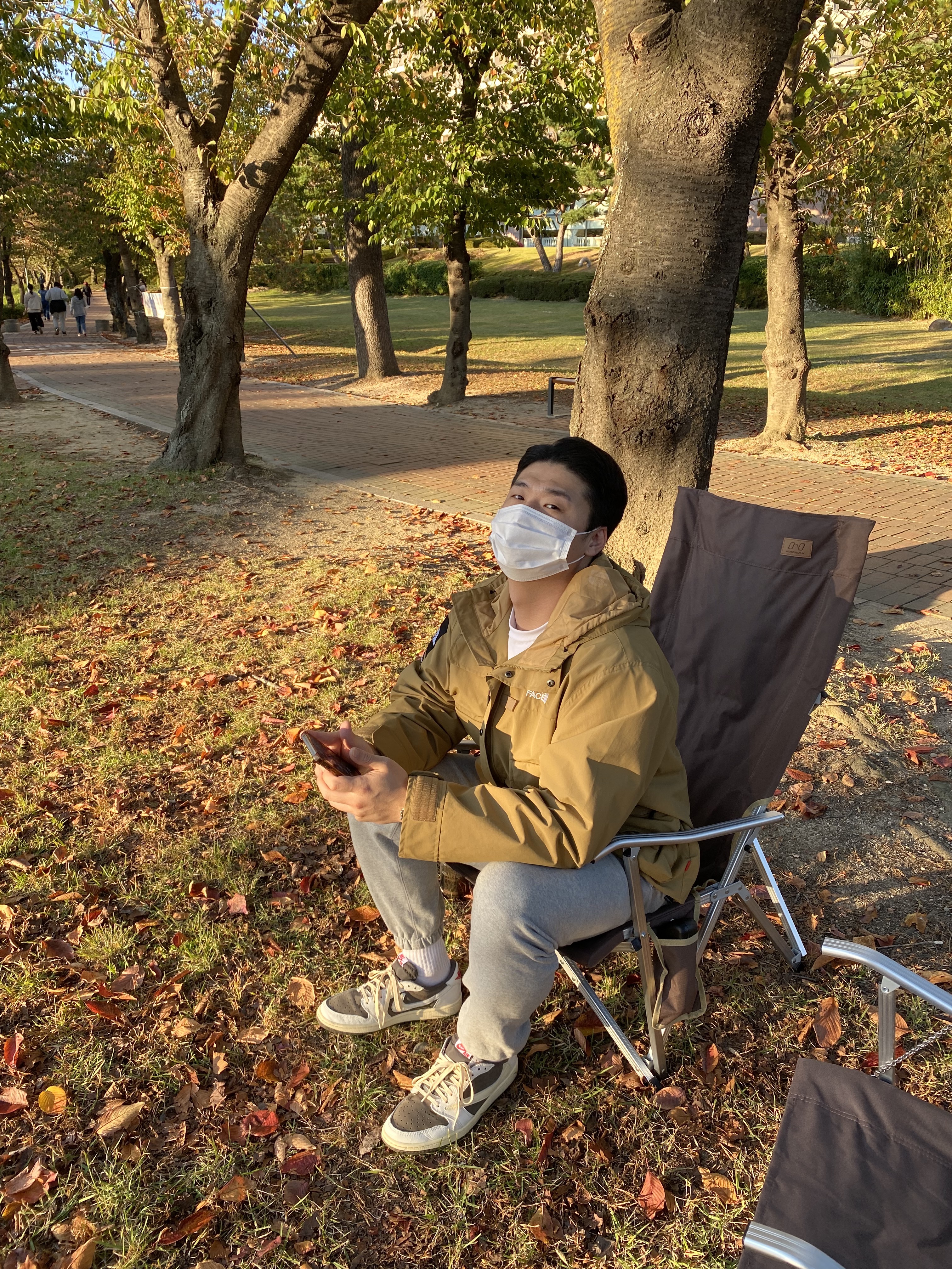 Supreme x The North Face Cargo Jacket Gold - 20SS, Nike NRG Solo Swoosh Fleece Pants Dark Grey Heather - Asia 착용 스타일 - 3