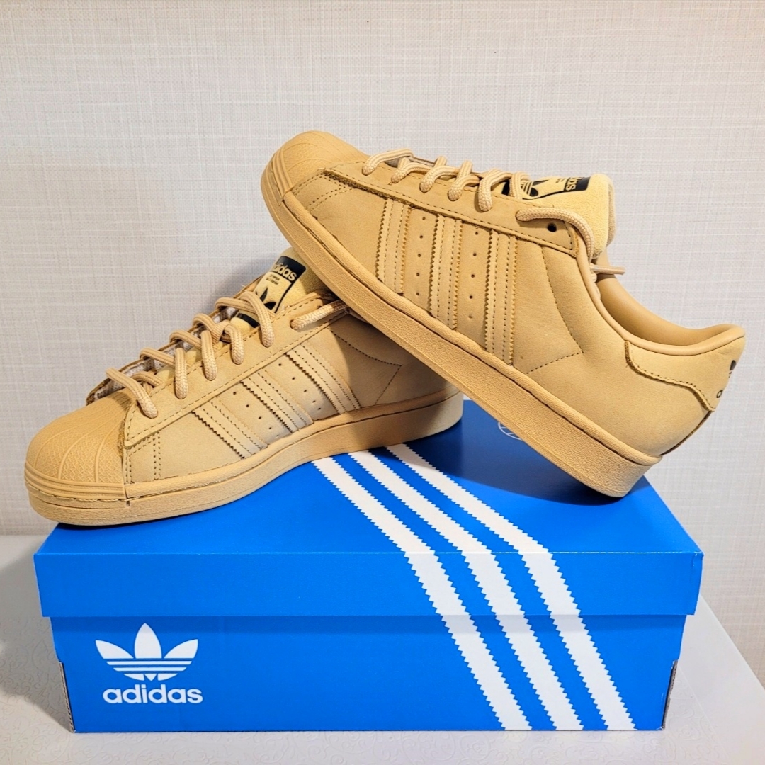 Adidas Superstar Golden Beige 착용 스타일 - 1