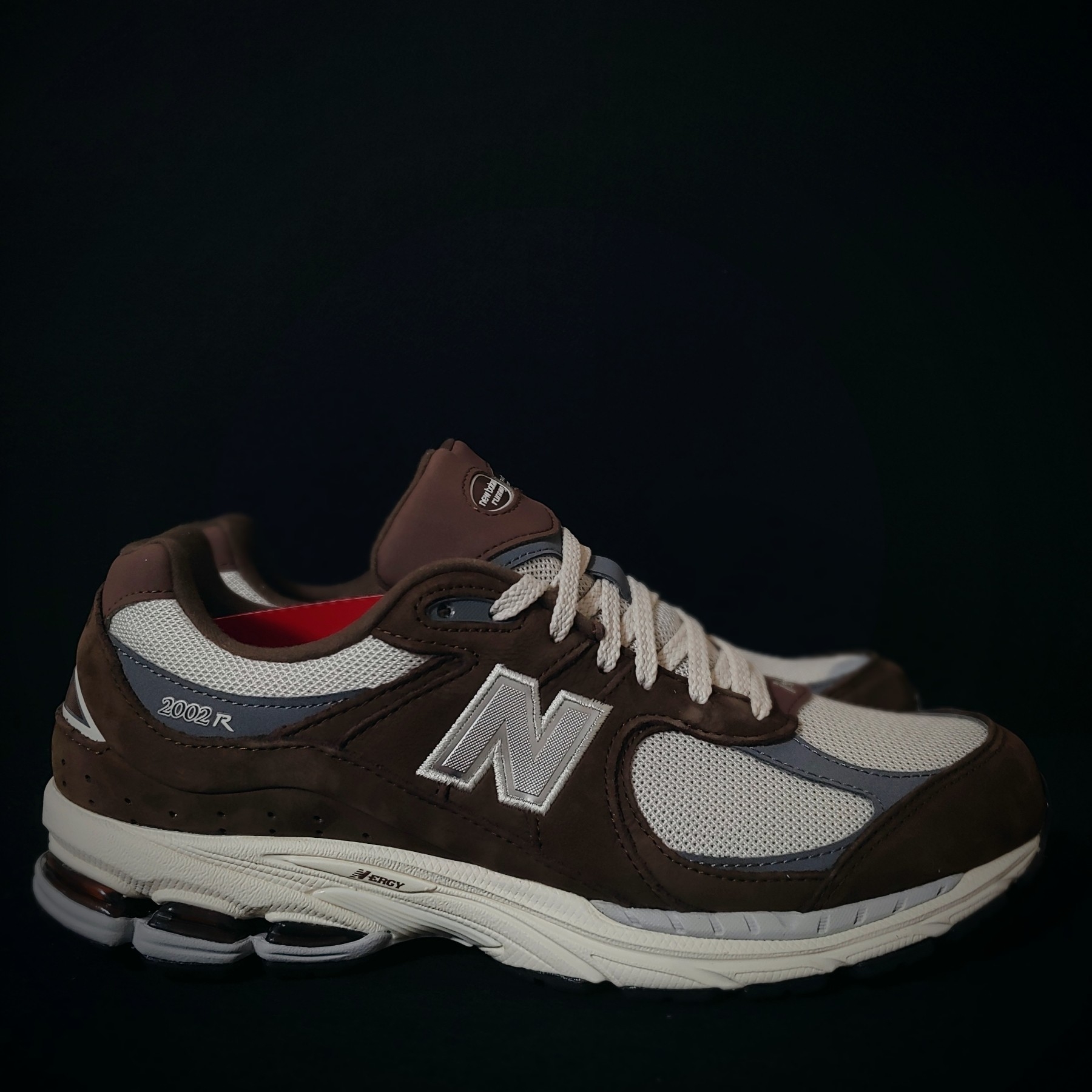 New Balance 2002R Brown Cream 착용 스타일 - 4
