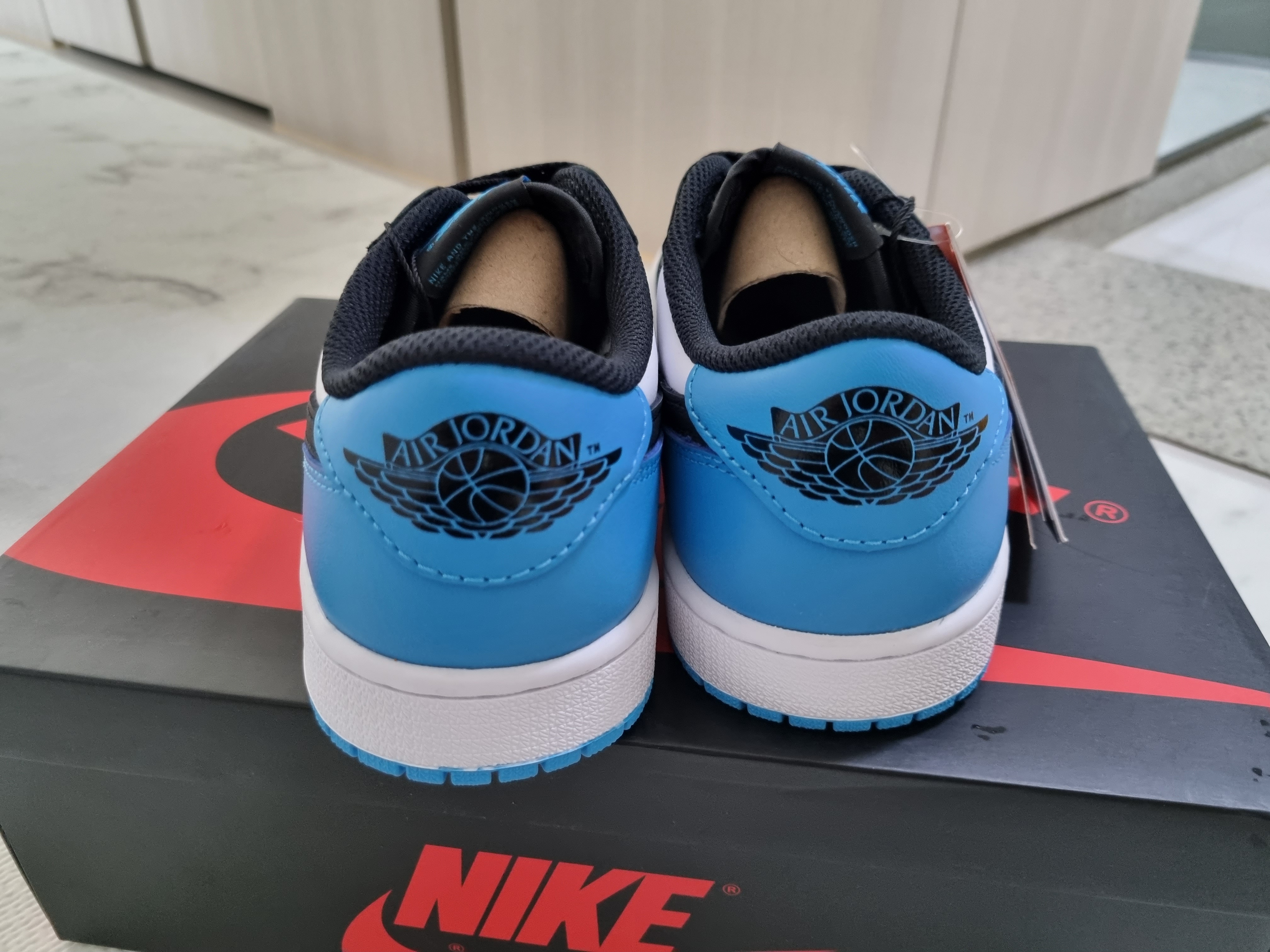 Jordan 1 Retro Low OG Black and Dark Powder Blue 착용 스타일 - 2