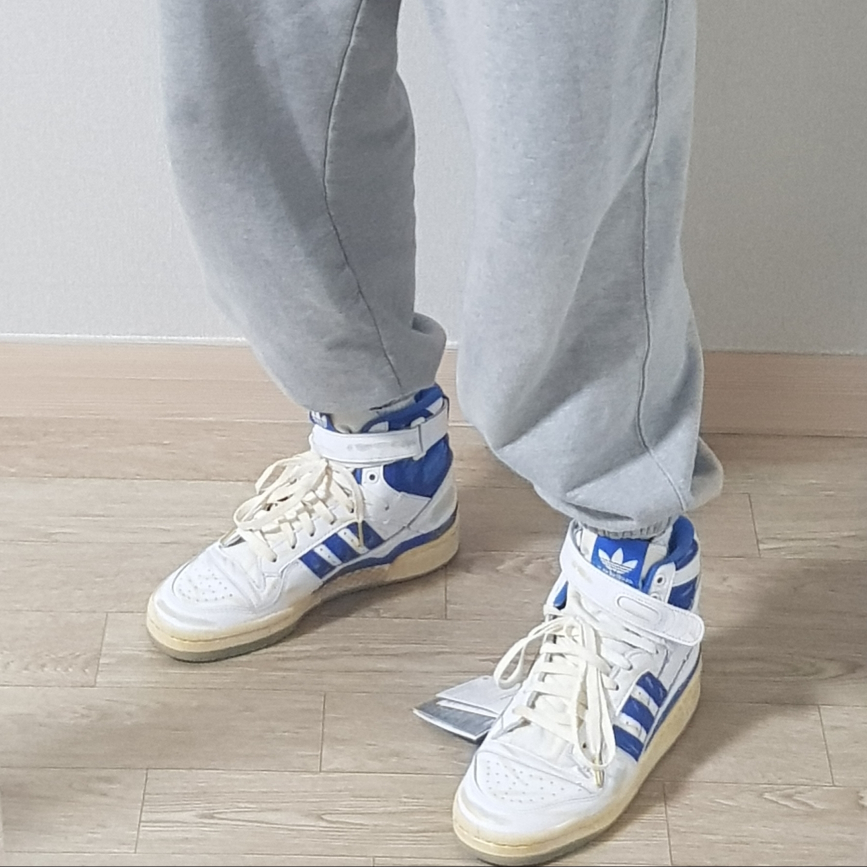 Adidas Forum 84 High AEC Blue 착용 스타일 - 2