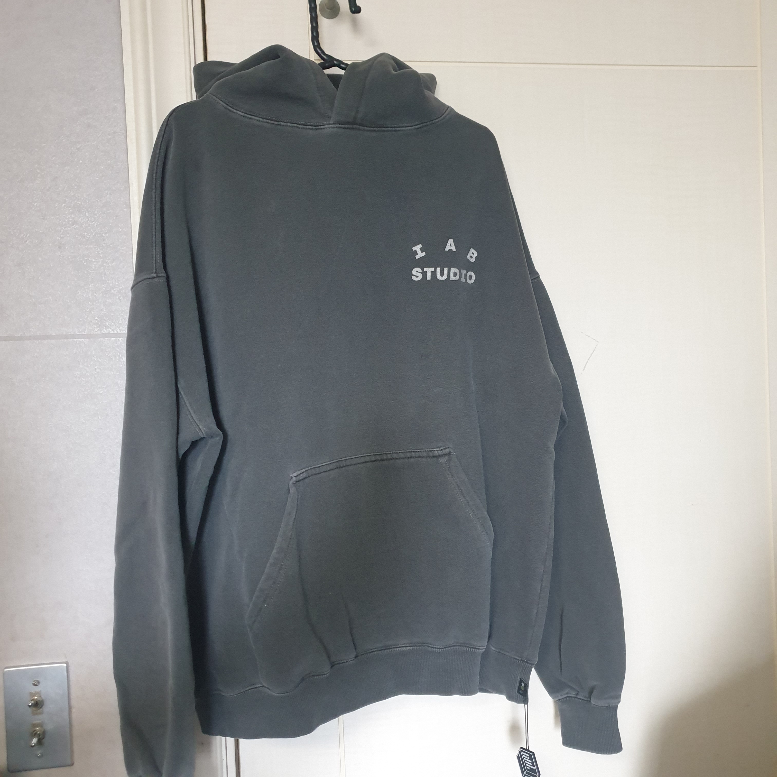 IAB Studio Pigment Hoodie & Sack Black 착용 스타일 - 1