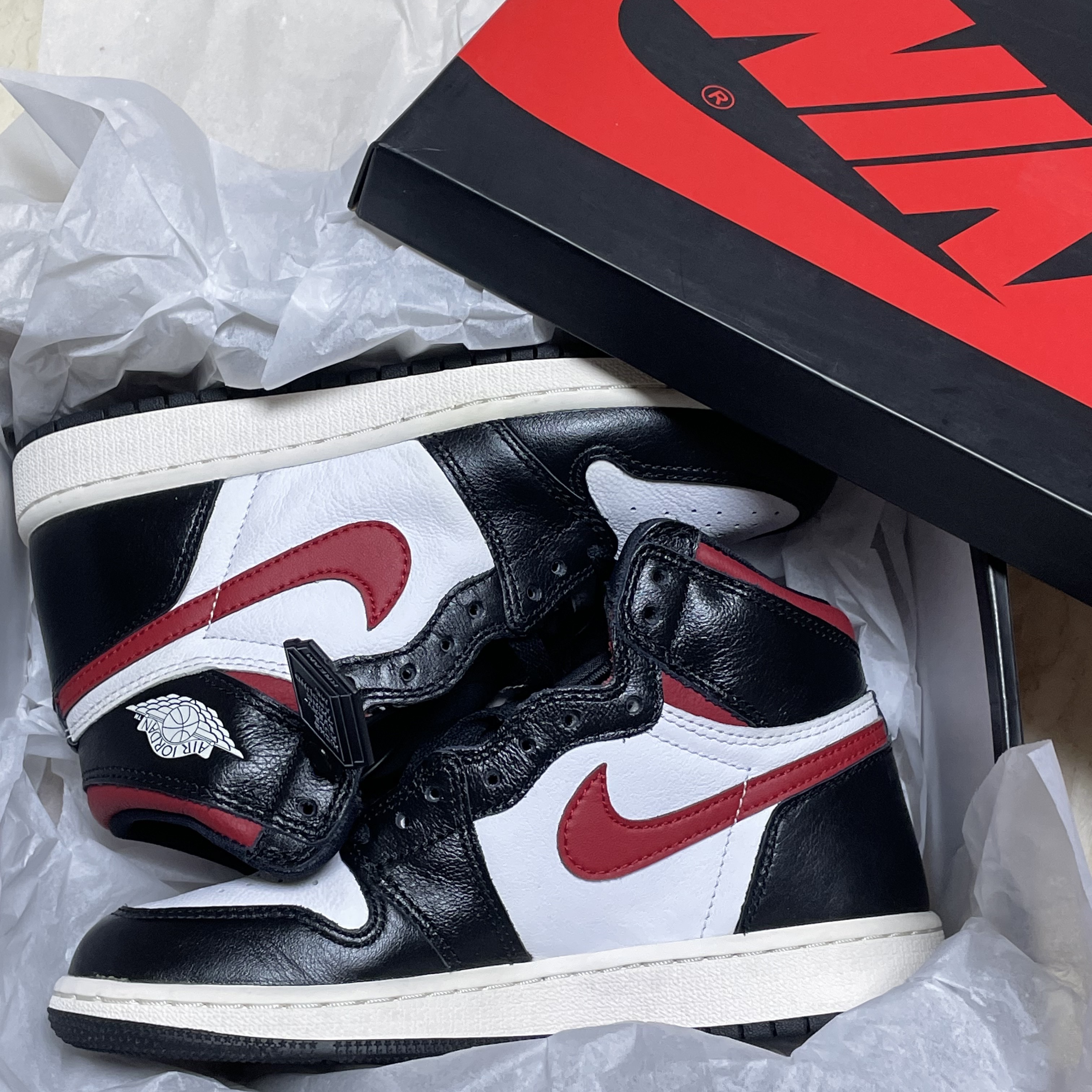 Jordan 1 Retro High OG Gym Red, (GS) Jordan 1 Retro High OG Gym Red 착용 스타일 - 1