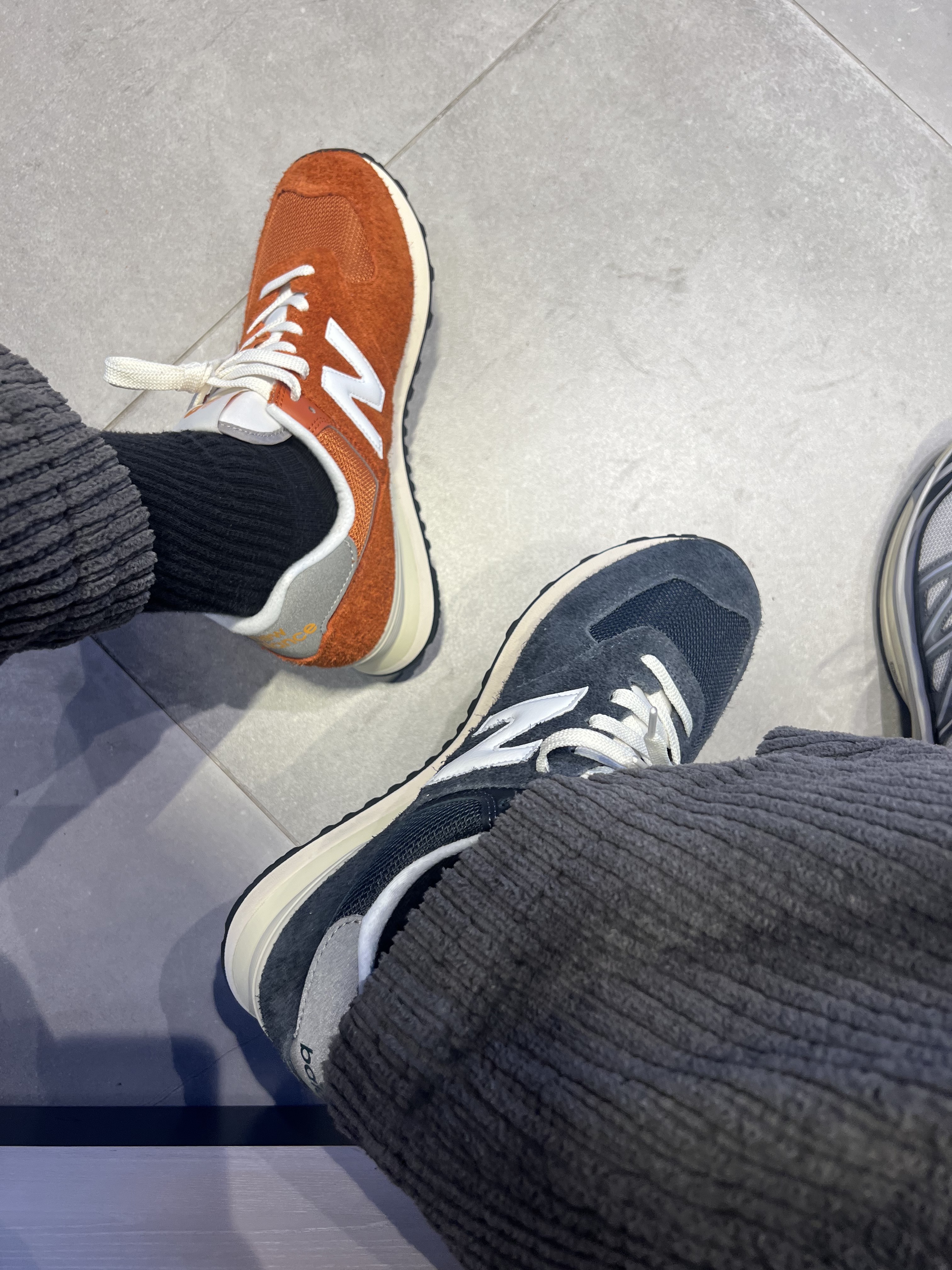 New Balance 574 Heritage Orange Burst White, New Balance 574 Heritage Navy 착용 스타일 - 1