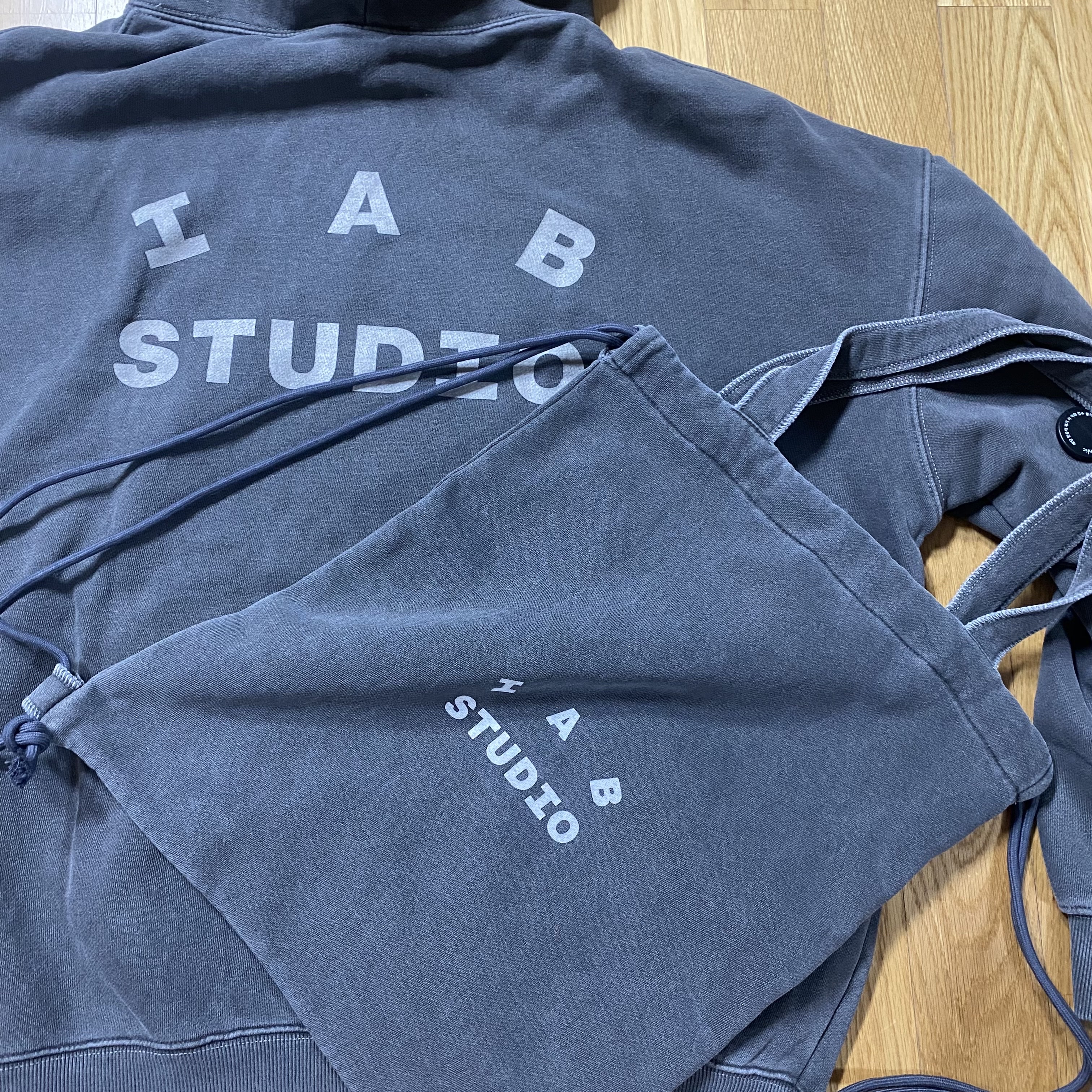 IAB Studio Pigment Hoodie & Sack Black, IAB Studio Pigment Hoodie Black 착용 스타일 - 2