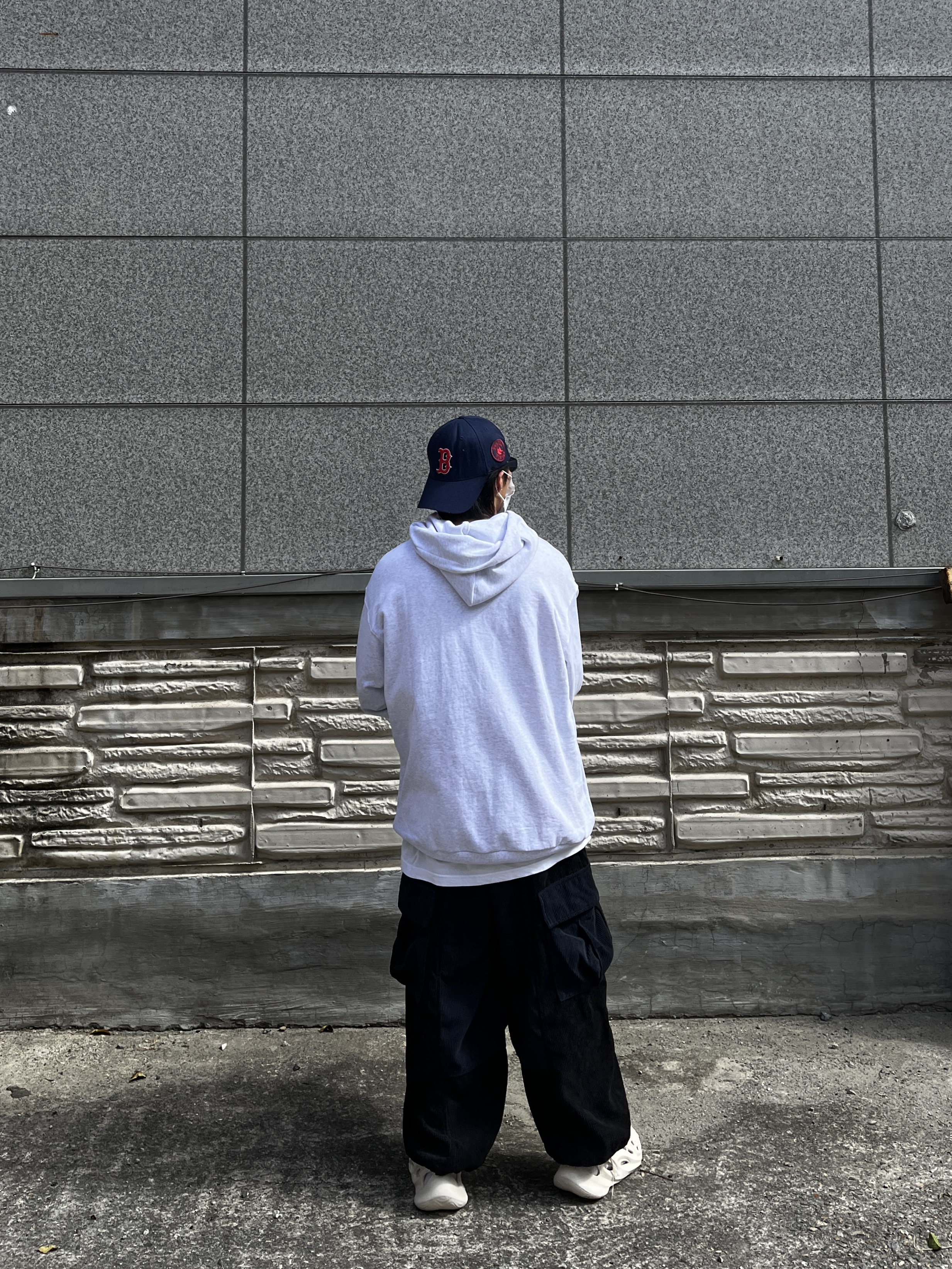 Adidas Yeezy Foam RNNR Sand 착용 스타일 - 4