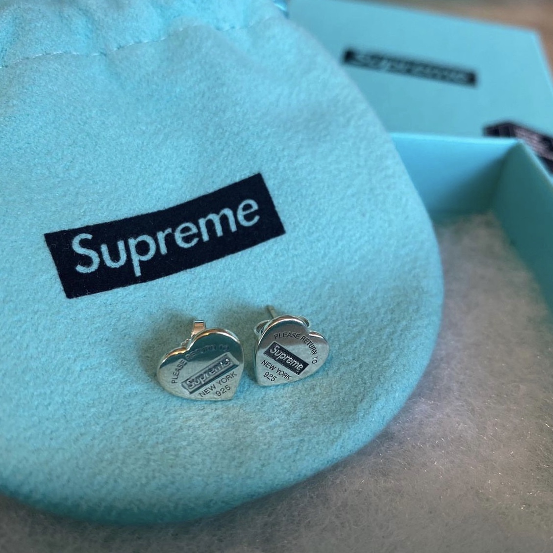 Supreme x Tiffany & Co. Heart Tag Stud Earrings Silver - 21FW 착용 스타일